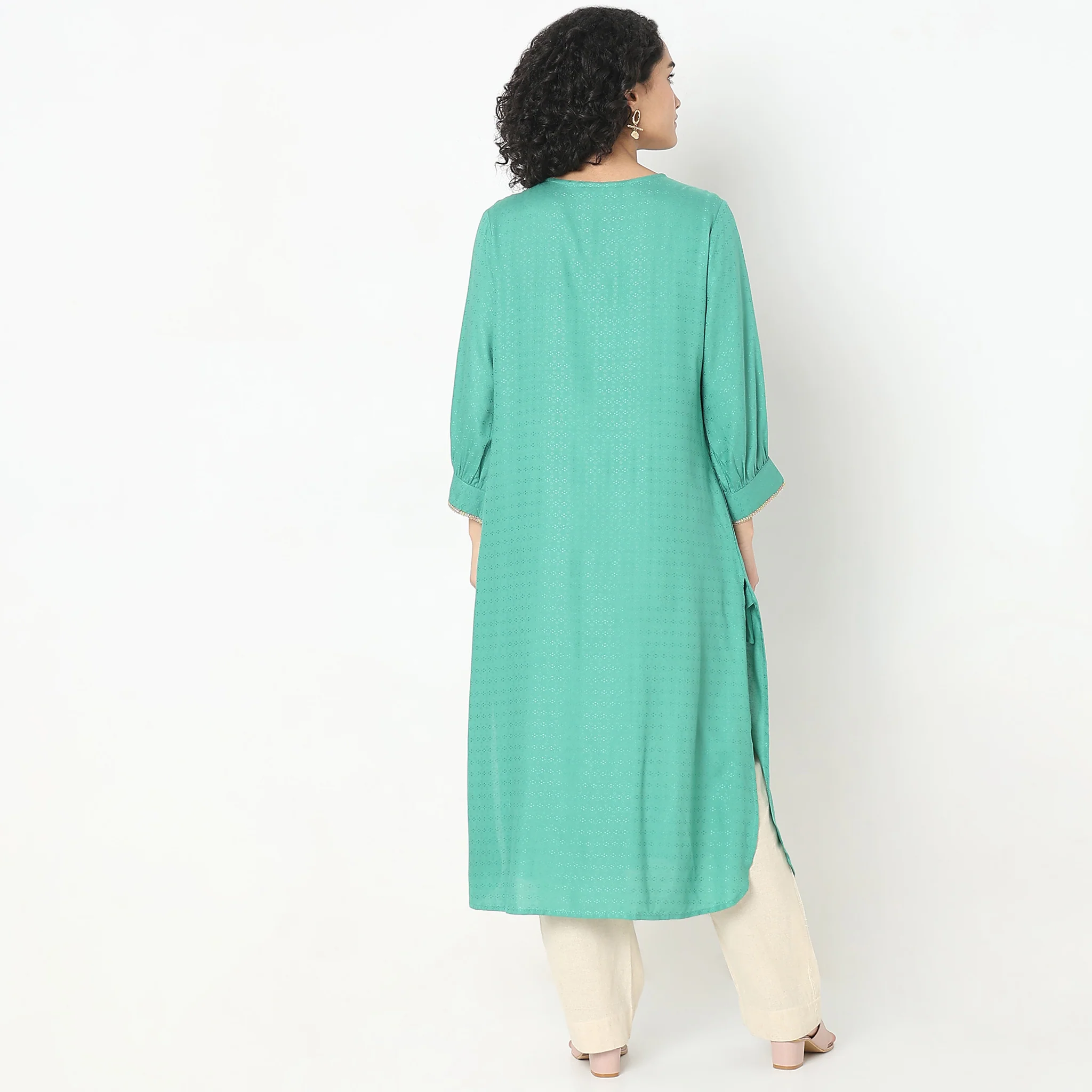 Relaxed Fit Embroidered Kurta - Image 3