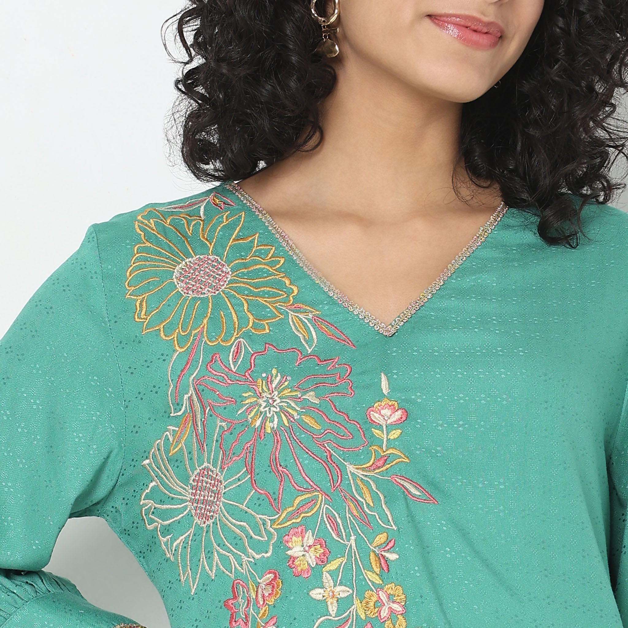 Relaxed Fit Embroidered Kurta - Image 4