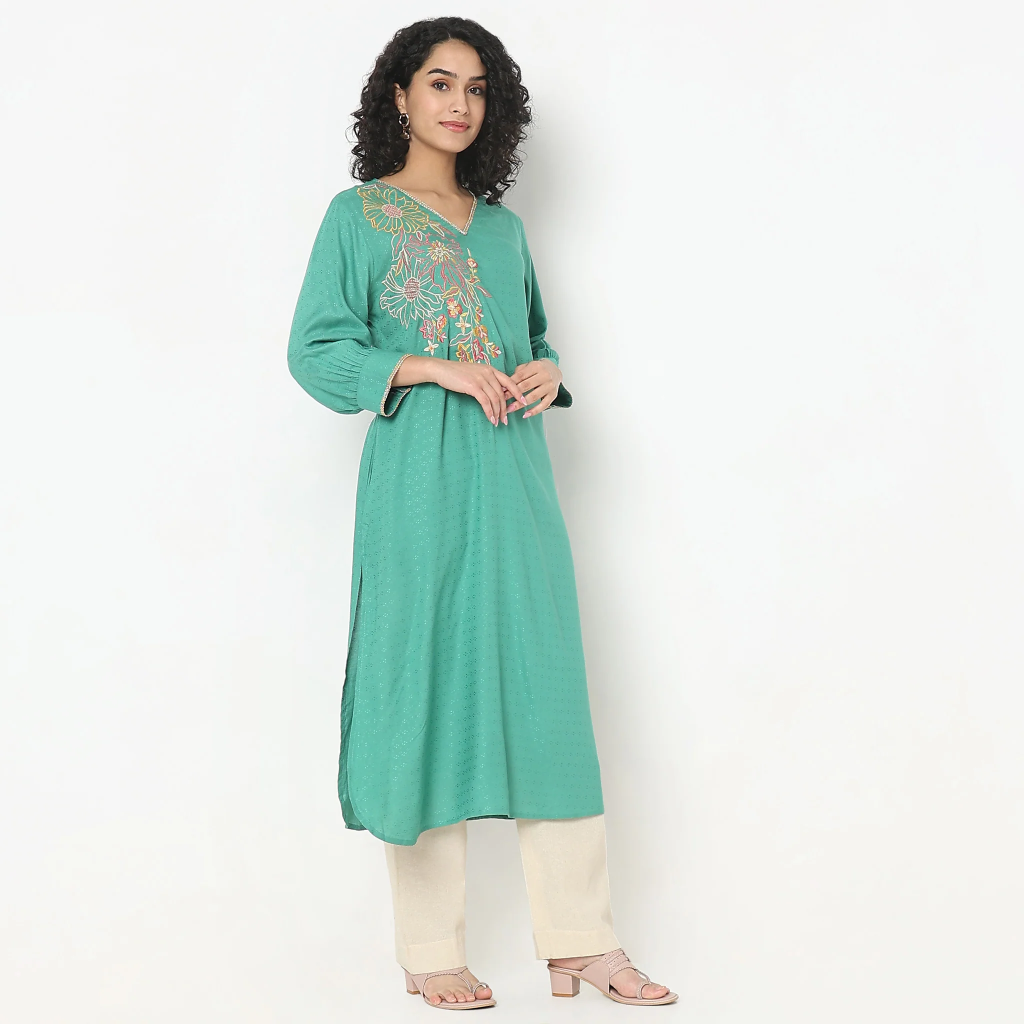 Relaxed Fit Embroidered Kurta - Image 5