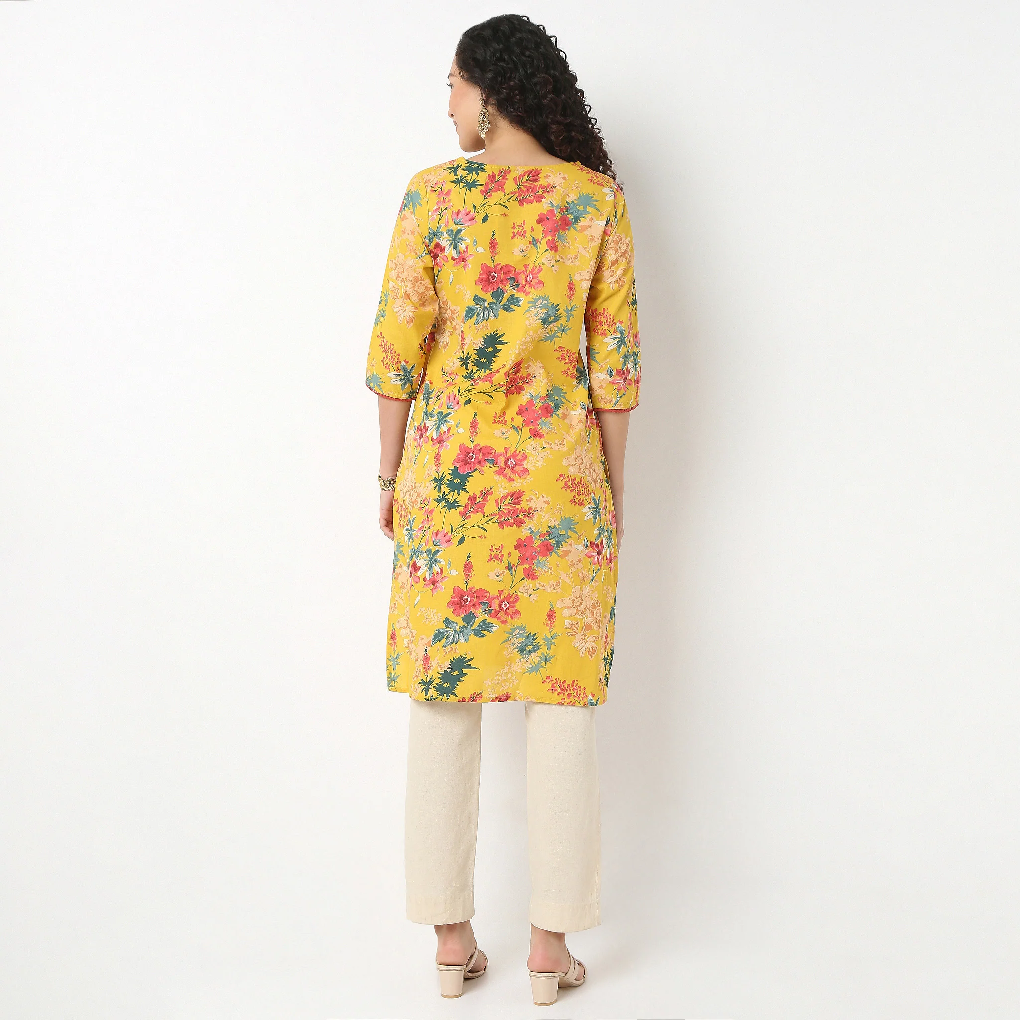 Round Neck Kurta With Lace Detailing - Image 3