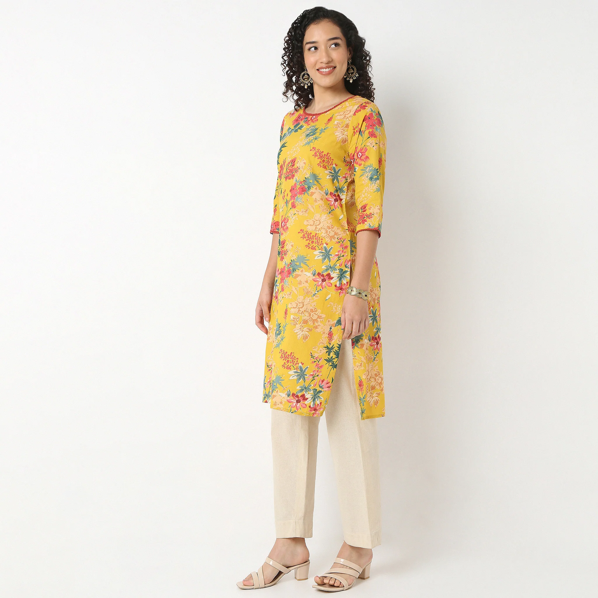 Round Neck Kurta With Lace Detailing - Image 5
