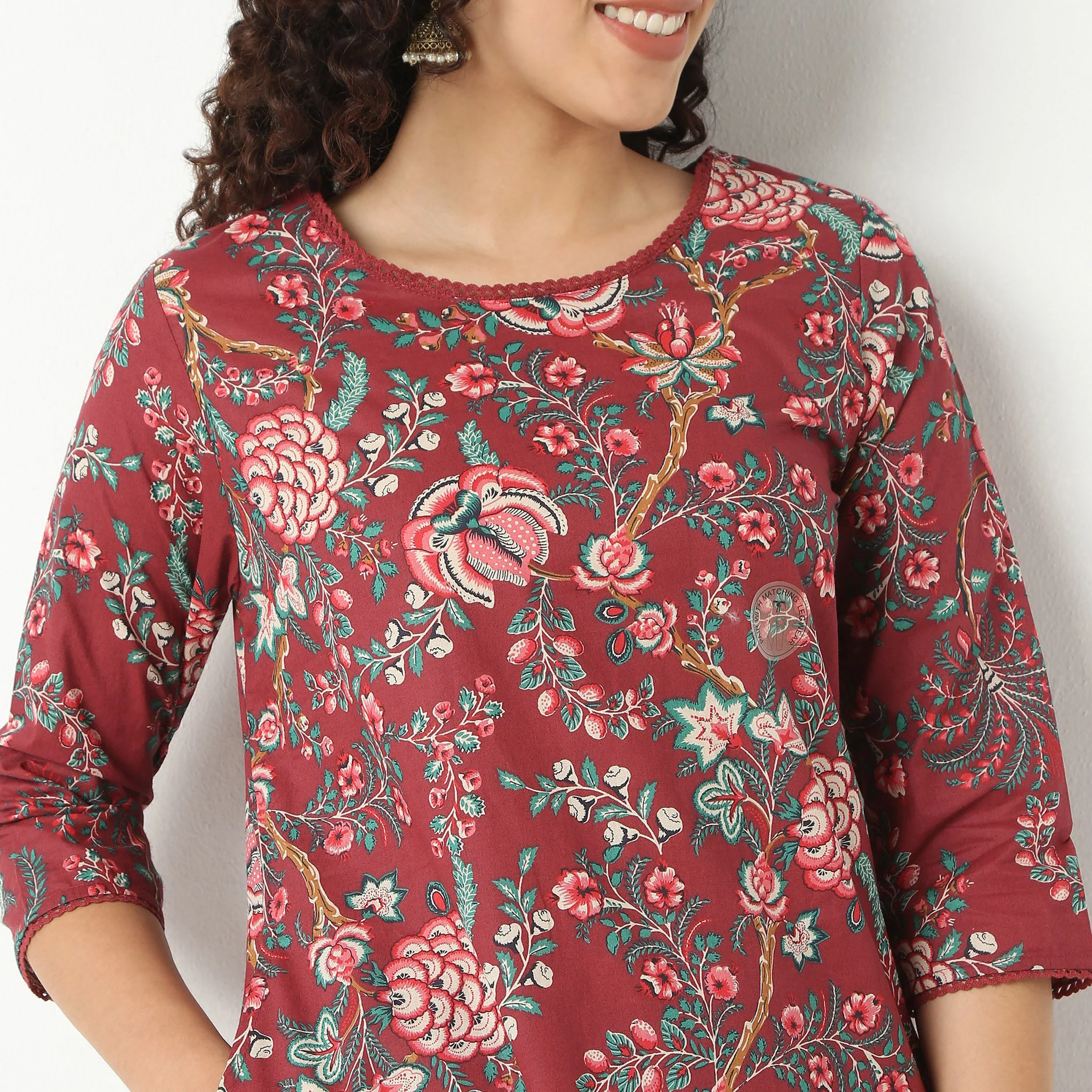 Round Neck Kurta With Lace Detailing - Image 4