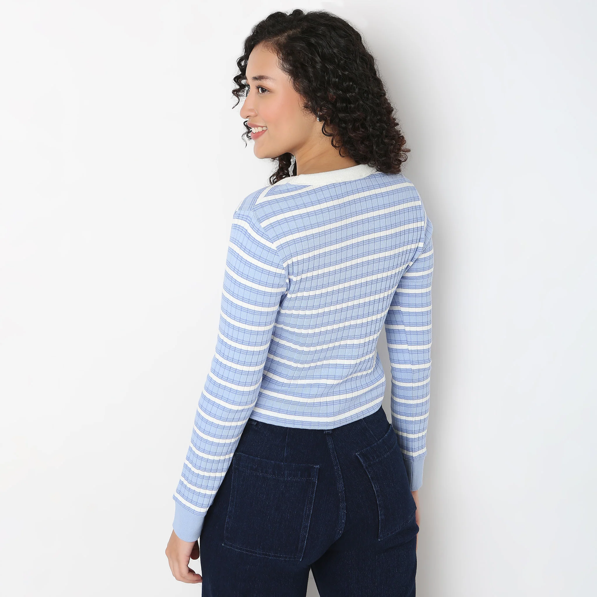 V-Neck Striped Cropped T-Shirt - Image 8