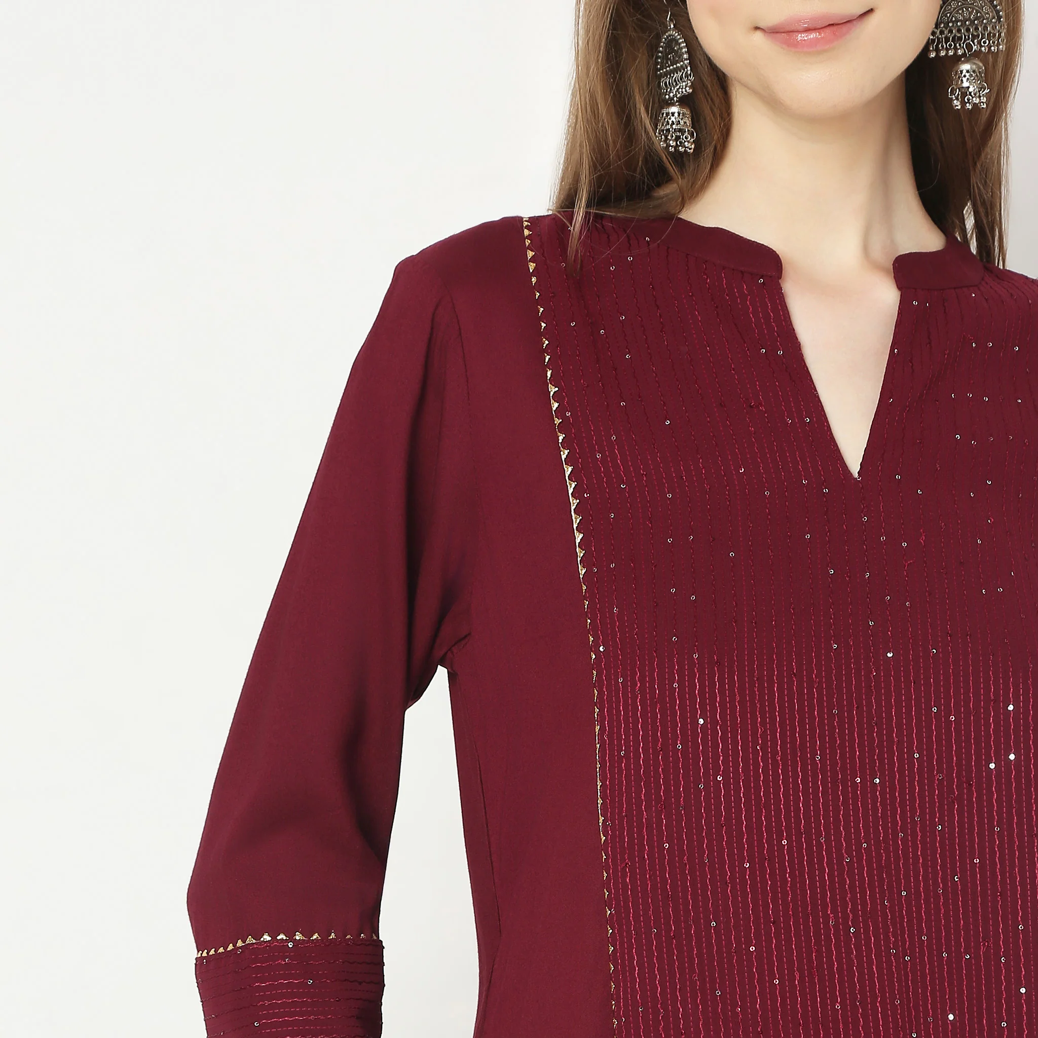 Straight Fit Embellished Kurta - Image 4