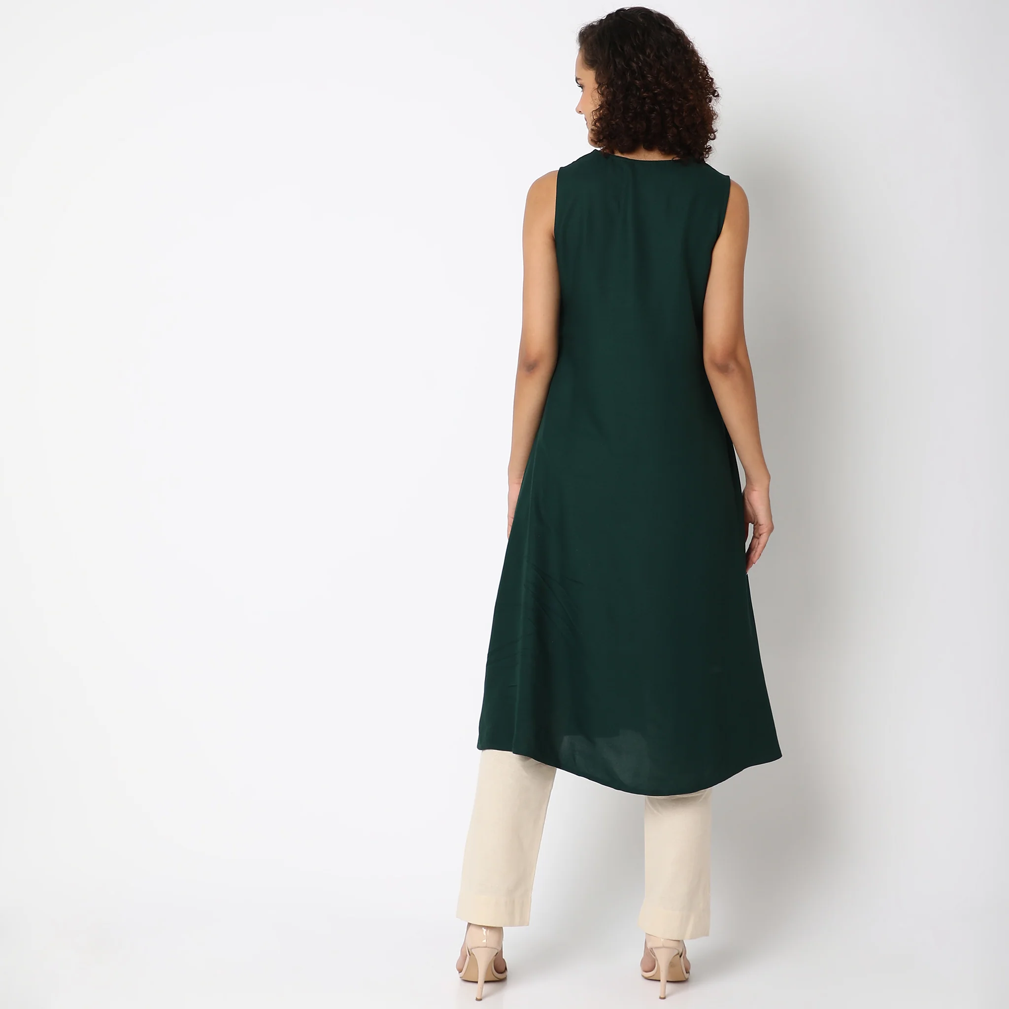 Straight Fit Embellished Kurta - Image 3