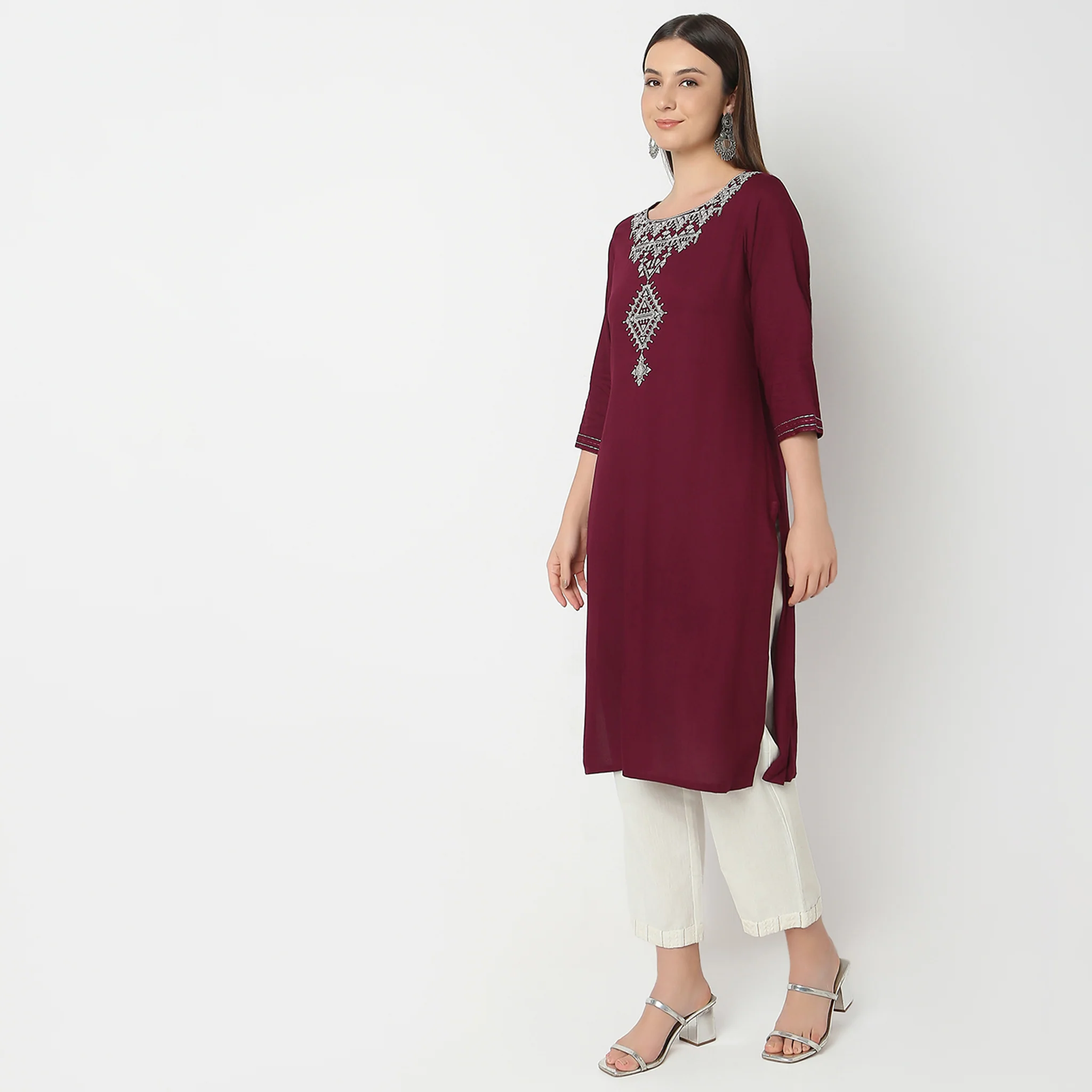 Straight Fit Embellished Kurta - Image 5