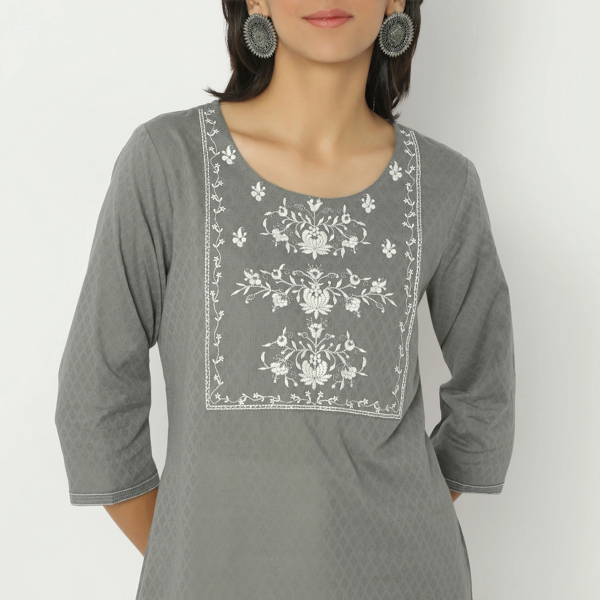 Straight Fit Embroiderd Calf Length Round Neck Kurta - Image 4