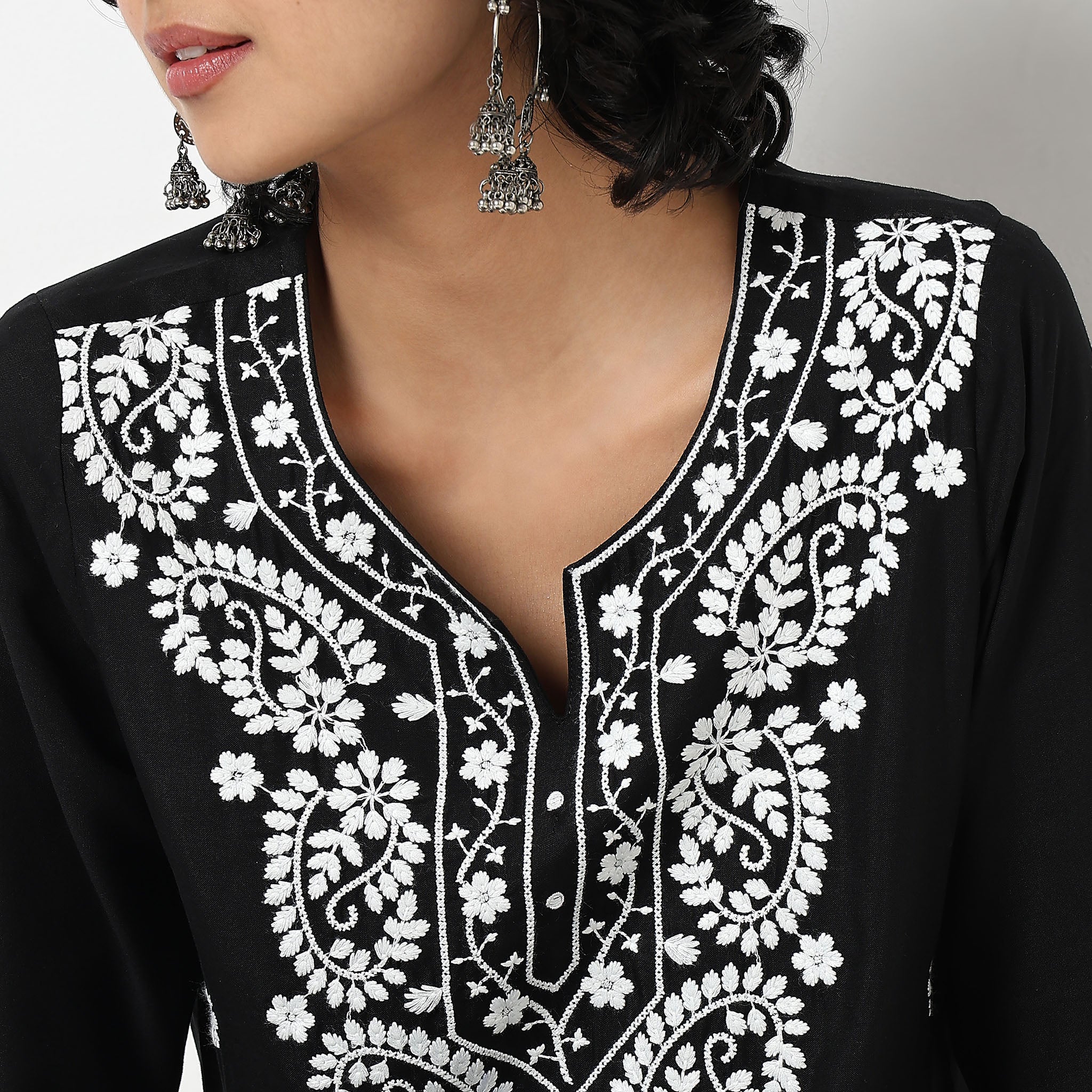 Straight Fit Embroidered Kurta - Image 4