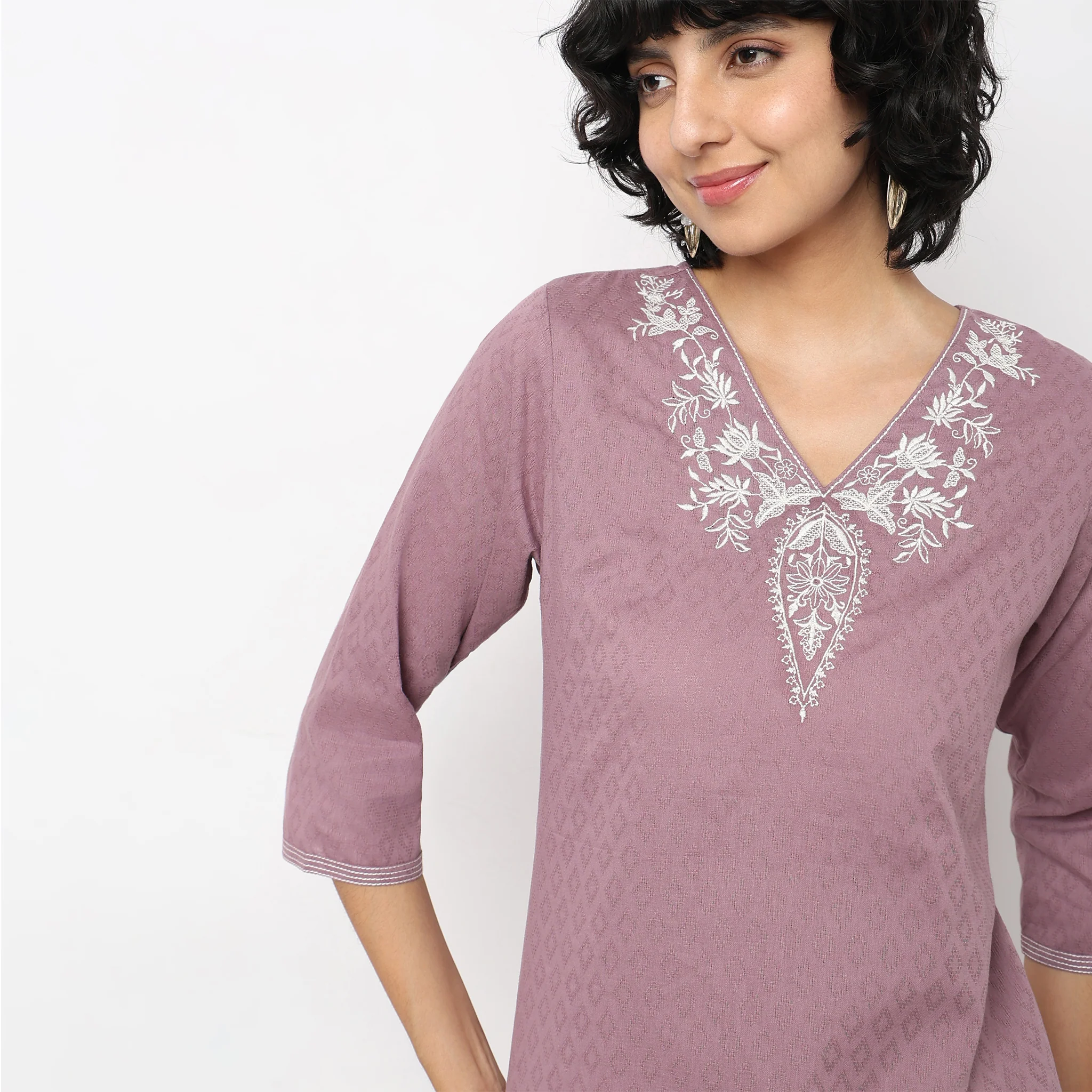 Straight Fit Embroidered Kurta - Image 4