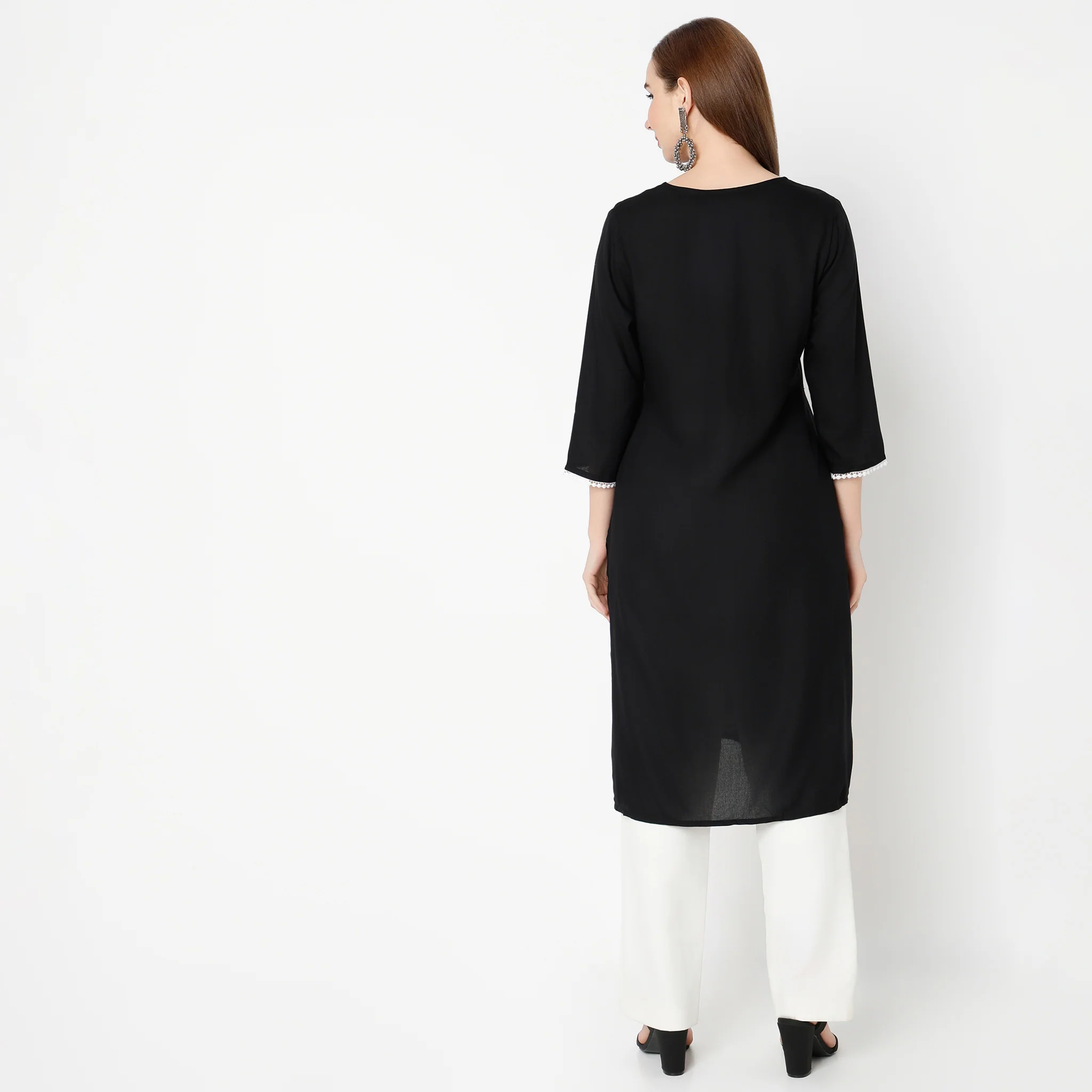 Round Neck With Lace Detailing Kurta - Image 3