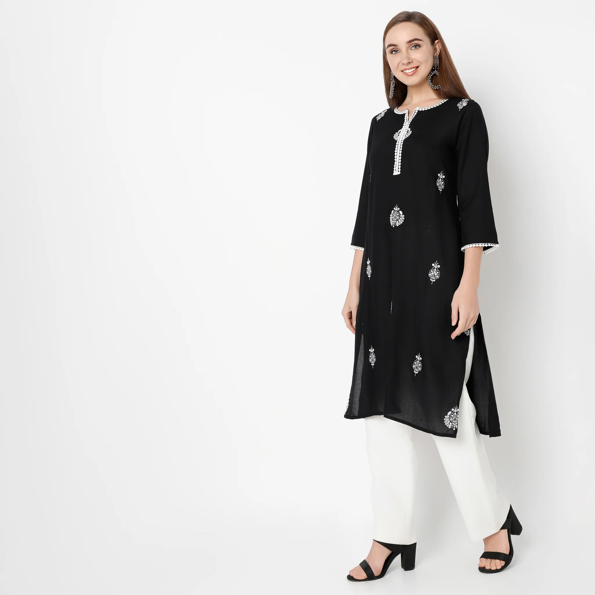 Round Neck With Lace Detailing Kurta - Image 5