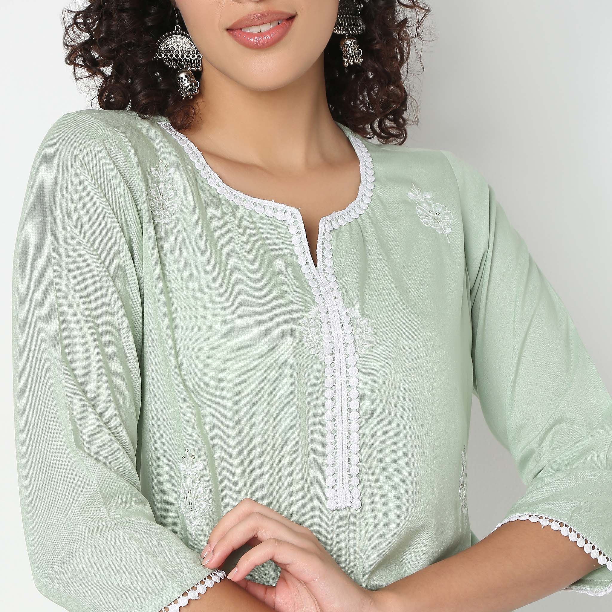 Round Neck With Lace Detailing Kurta - Image 9