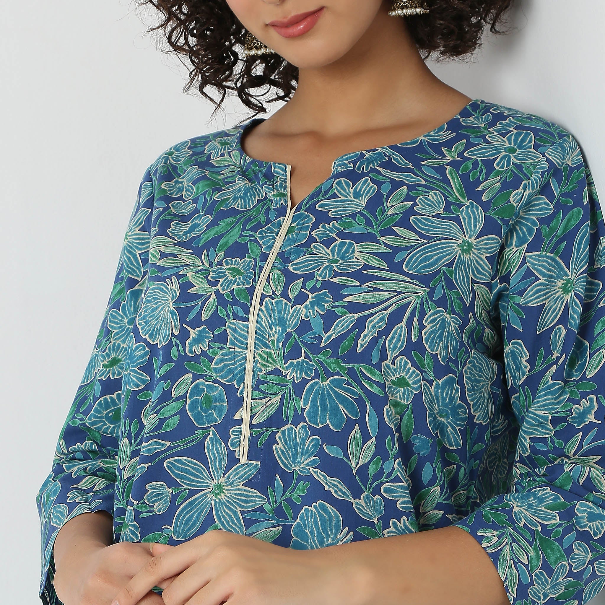 Straight Fit Floral Knee Length Kurta - Image 4