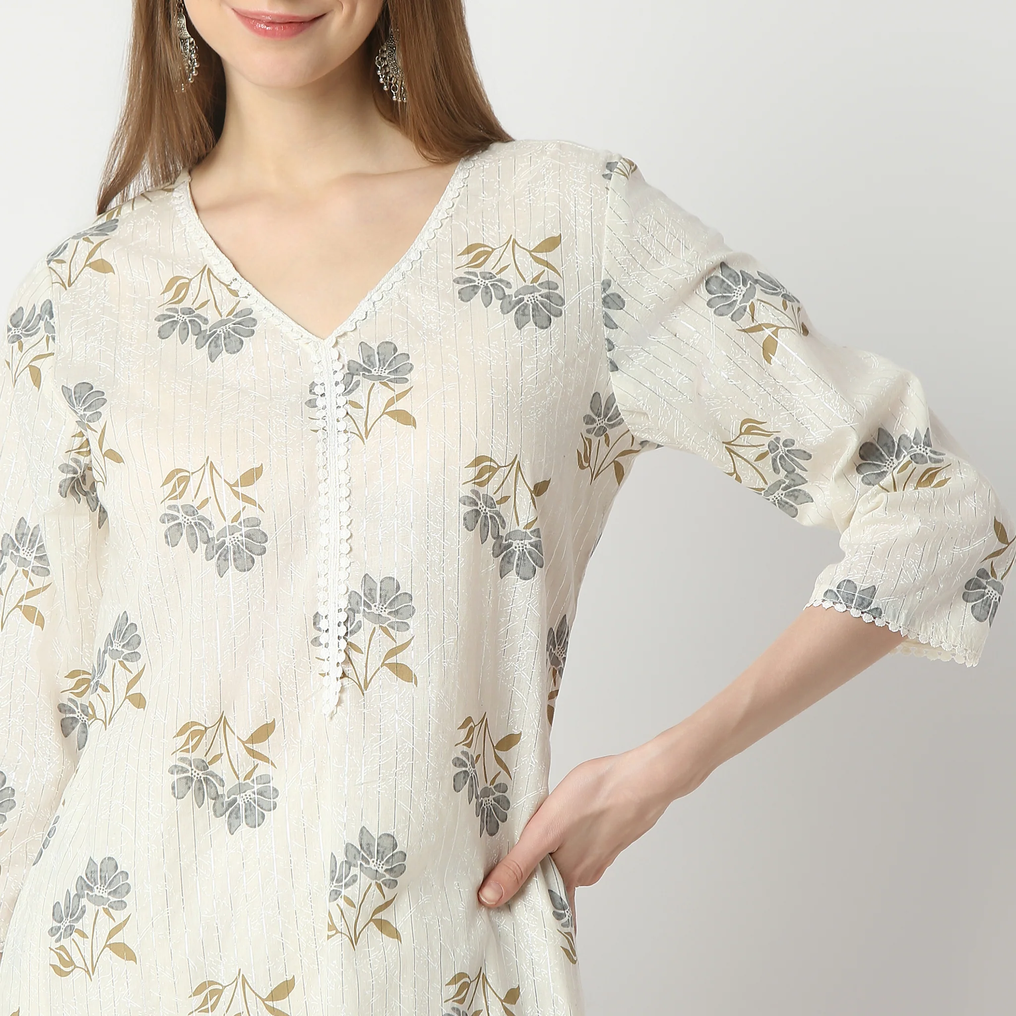 Floral V-Neck Kurta - Image 4