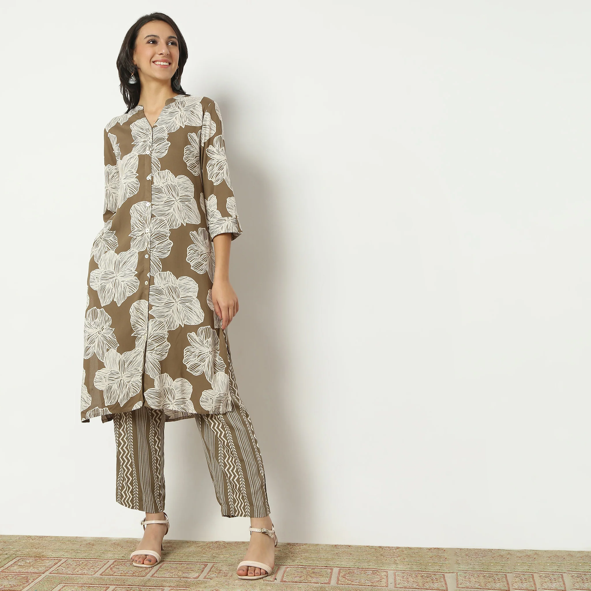 Straight Fit Printed Full Length Mid Rise Pants - Image 6