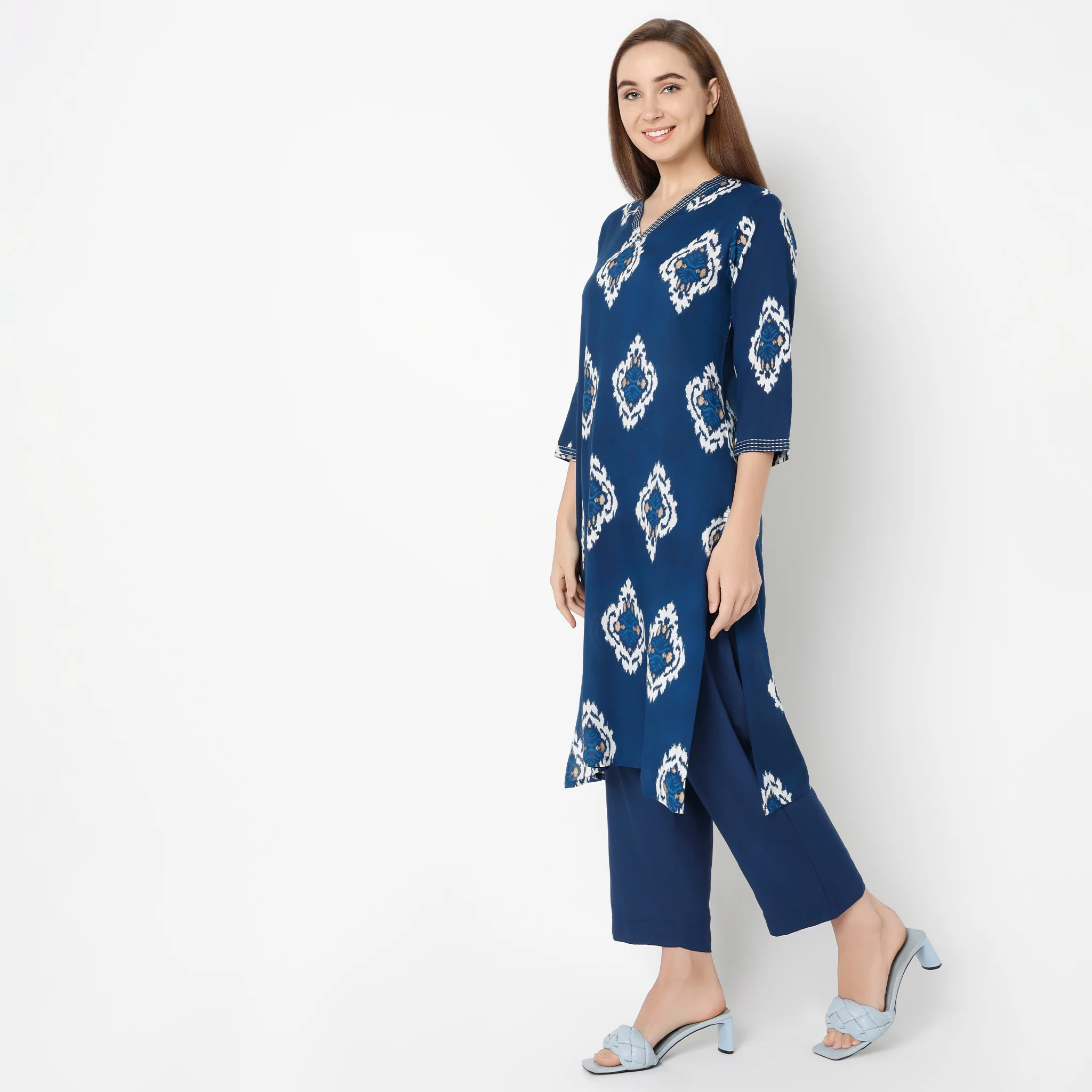 Straight Fit Printed Knee Length V-Neck Long Kurta - Image 10
