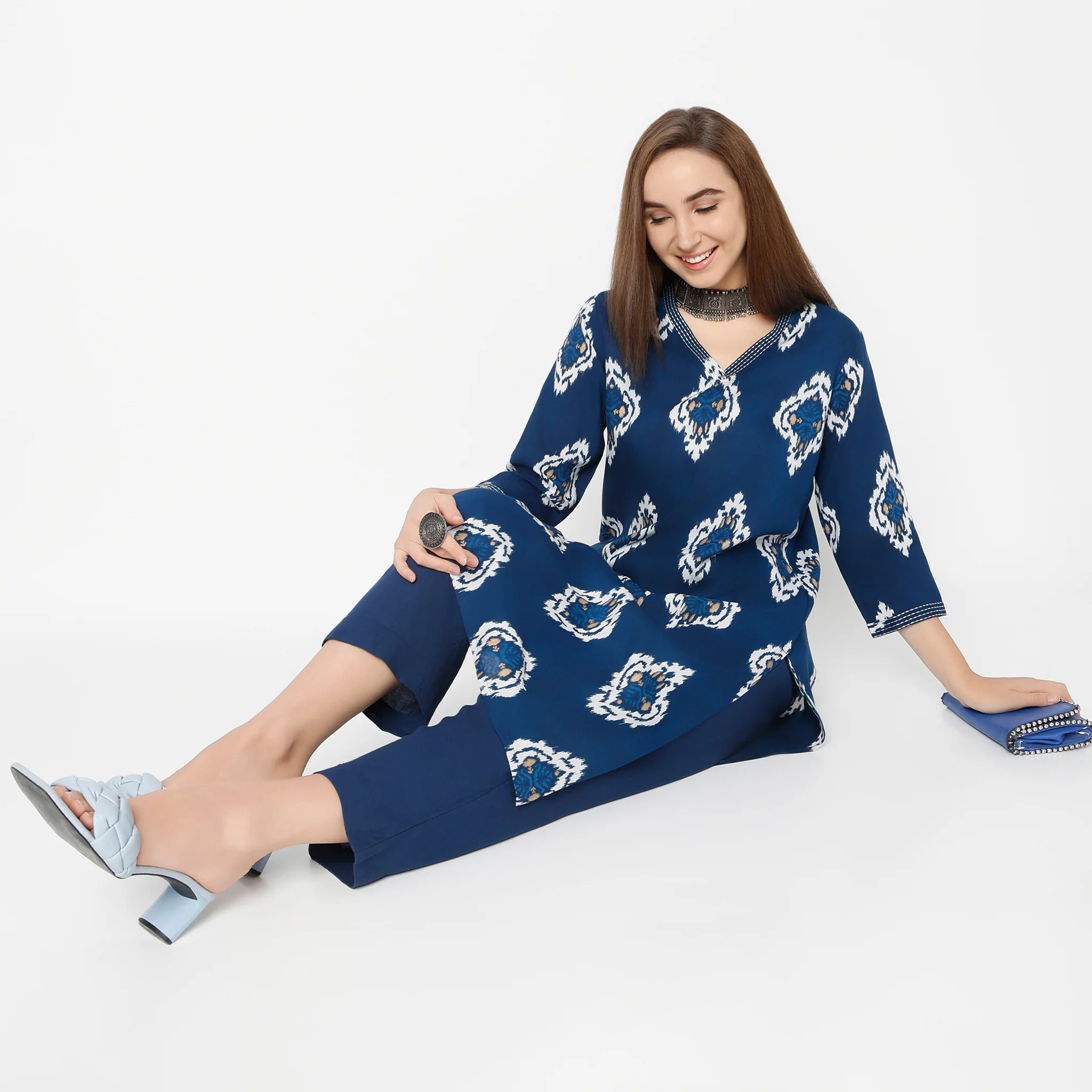 Straight Fit Printed Knee Length V-Neck Long Kurta - Image 6