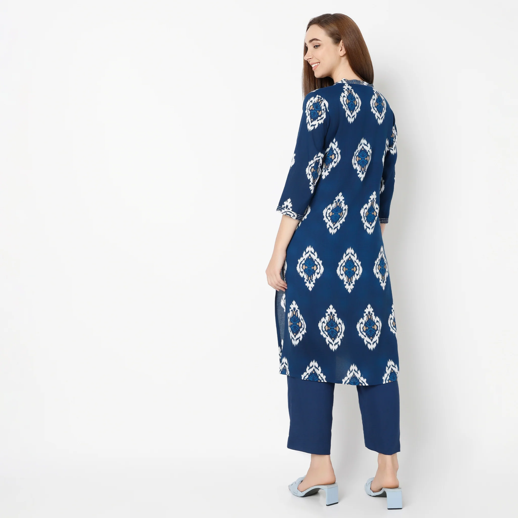 Straight Fit Printed Knee Length V-Neck Long Kurta - Image 8