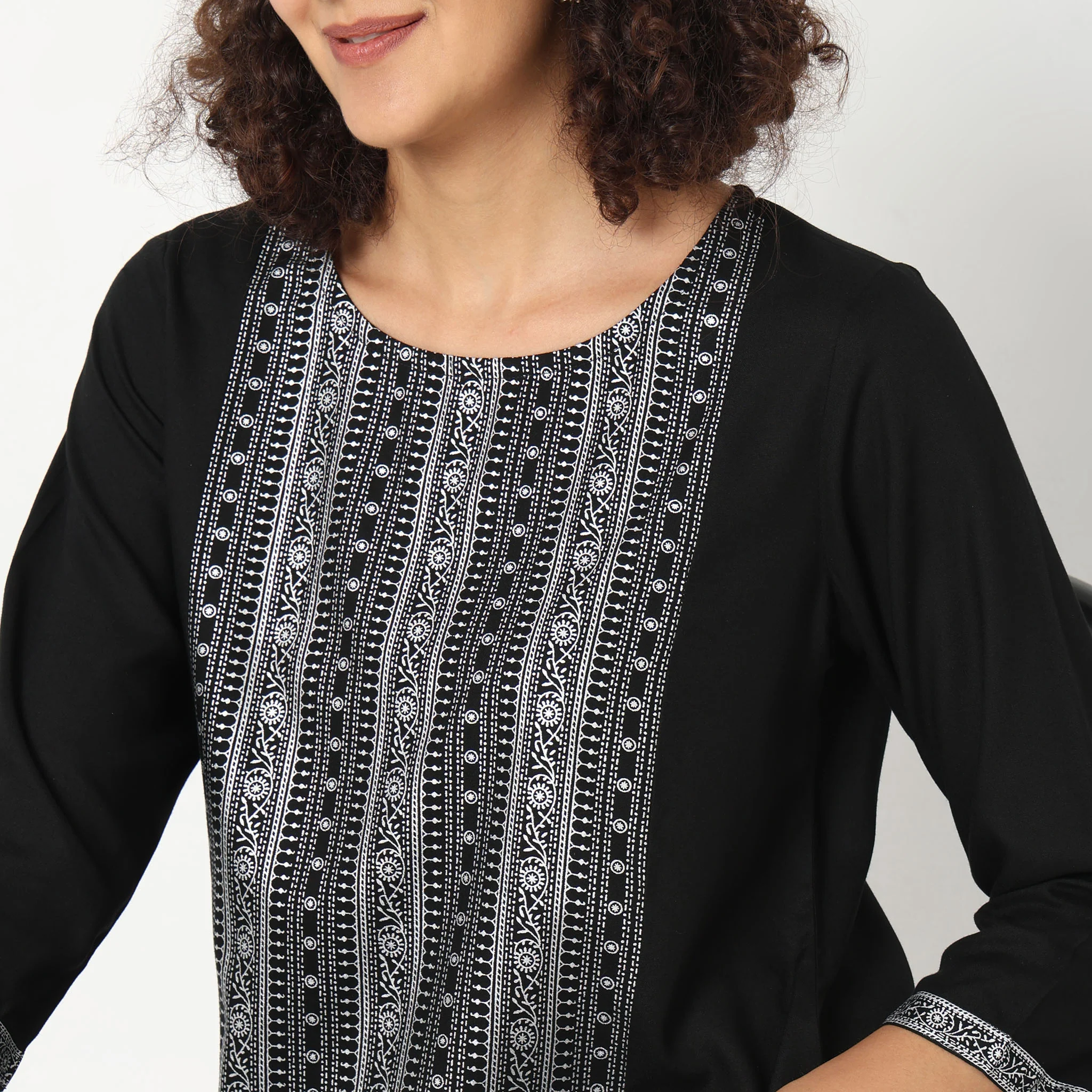 Straight Fit Printed Kurta - Image 4