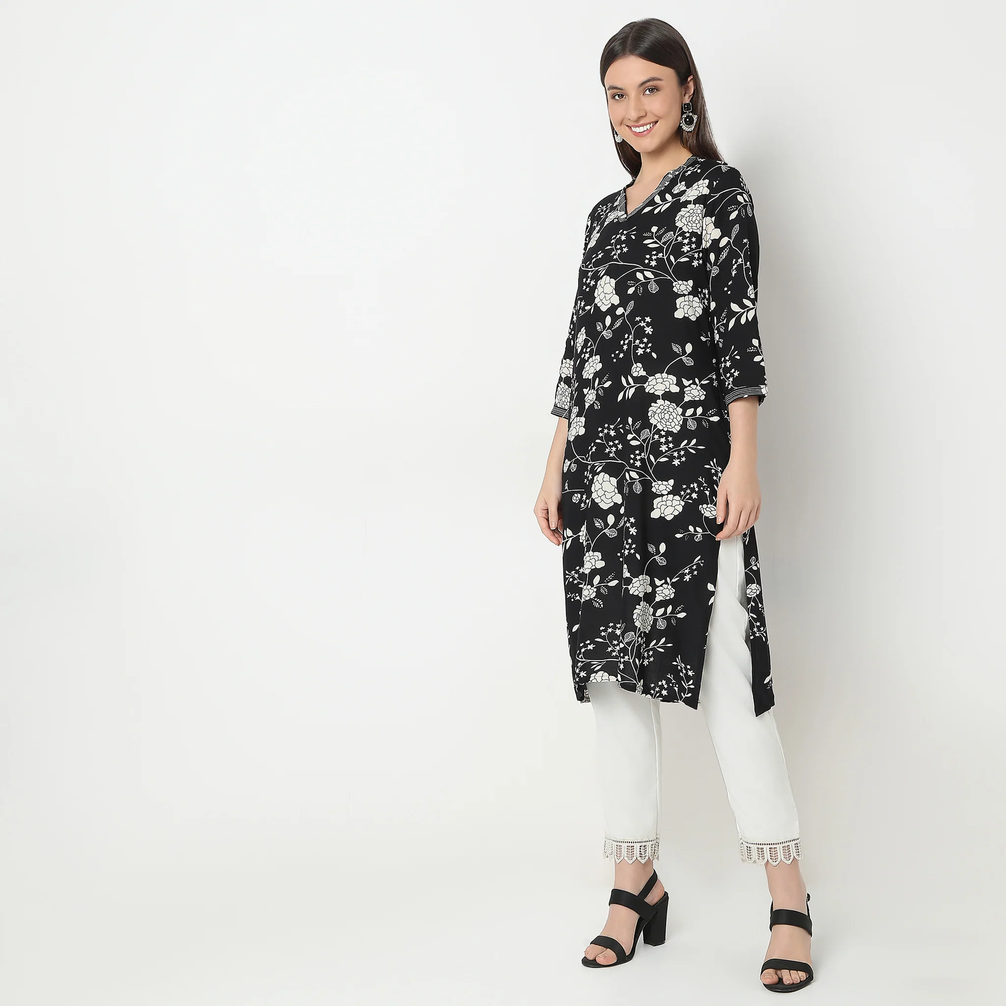 Straight Fit Printed Kurta - Image 3
