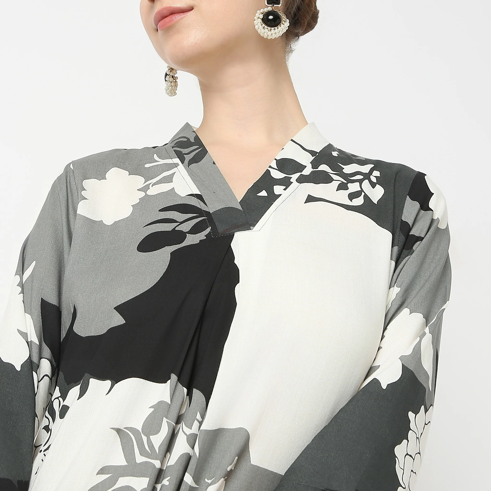 Straight Fit V-Neck Kurta With Pant Set - Image 4