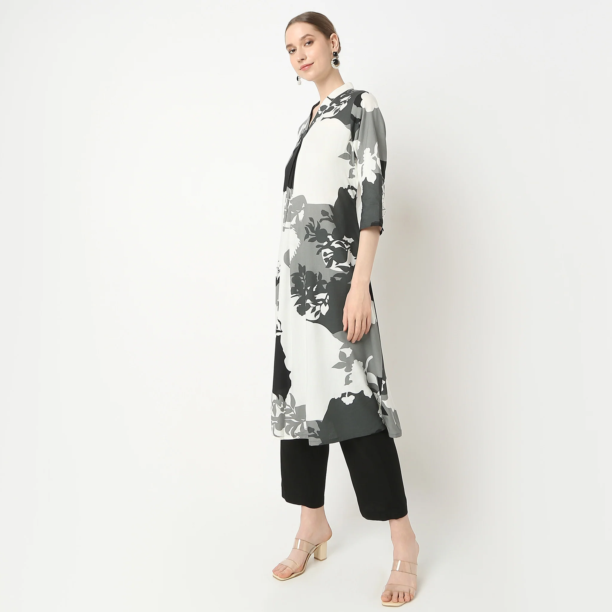 Straight Fit V-Neck Kurta With Pant Set - Image 5