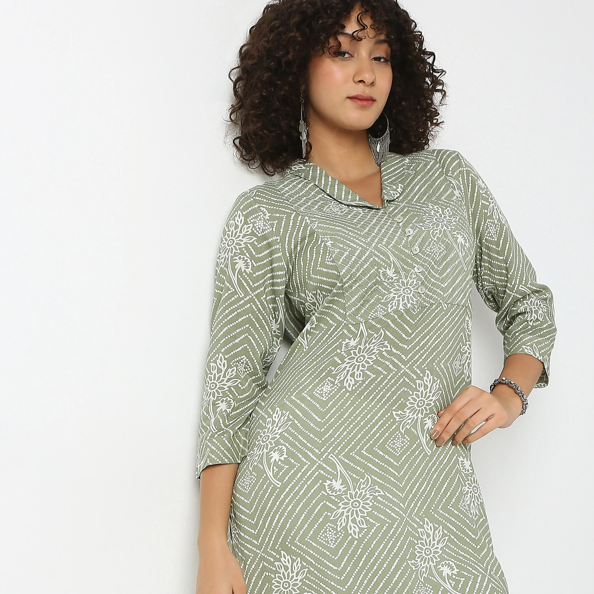 Shawl Neck Knee Length Three-Fourth Sleeve Straight Fit Printed Kurta - Image 4