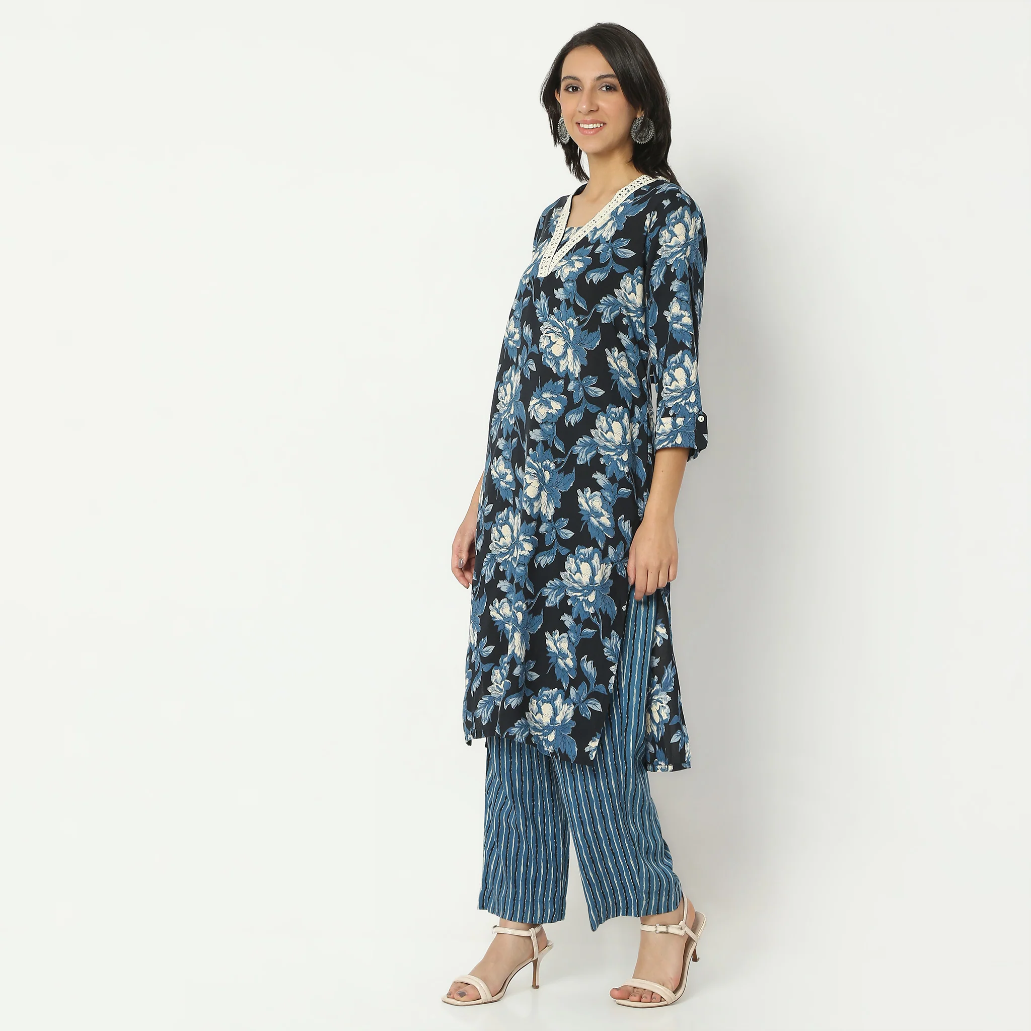 Straight Fit Printed Calf Length V-Neck Kurta - Image 5