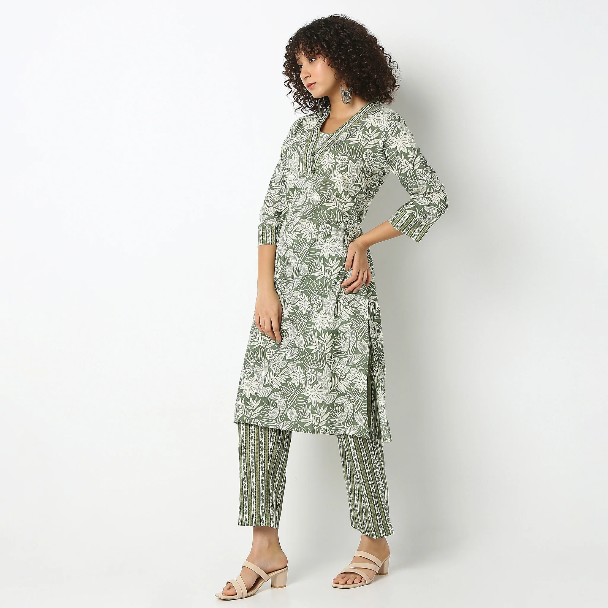 V-Neck Calf Length Three-Fourth Sleeve Straight Fit Printed Kurta - Image 10