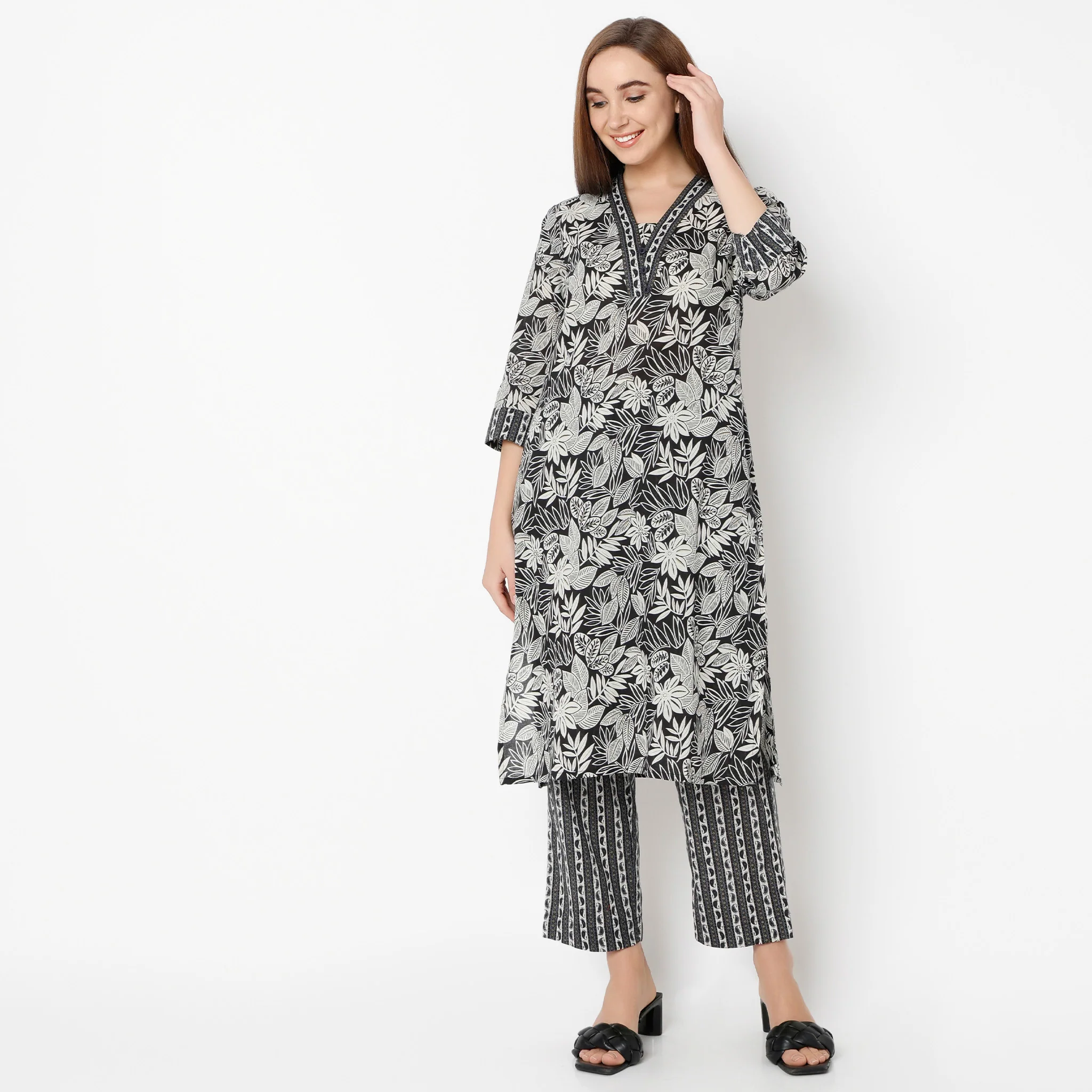 V-Neck Calf Length Three-Fourth Sleeve Straight Fit Printed Kurta - Image 2