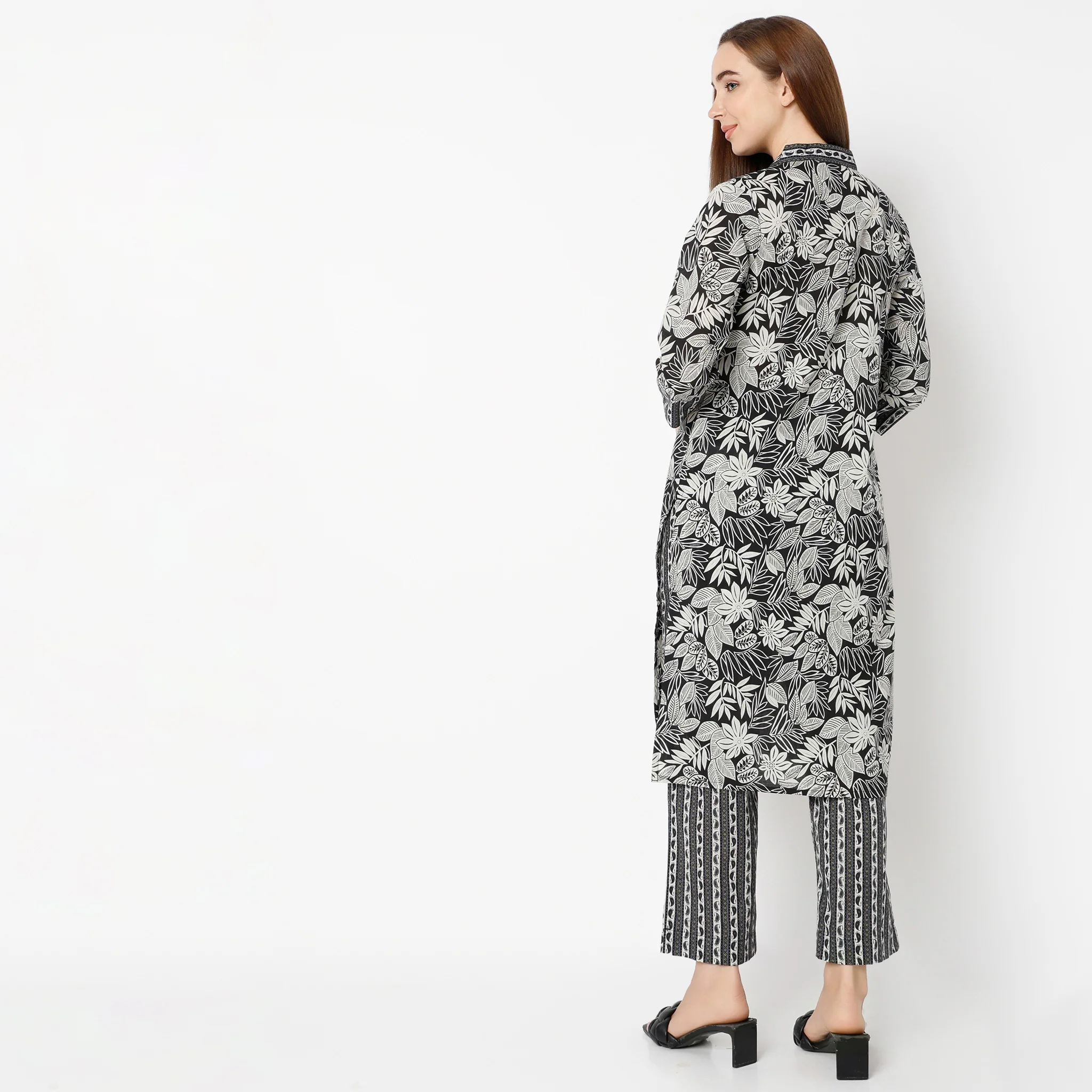 V-Neck Calf Length Three-Fourth Sleeve Straight Fit Printed Kurta - Image 3