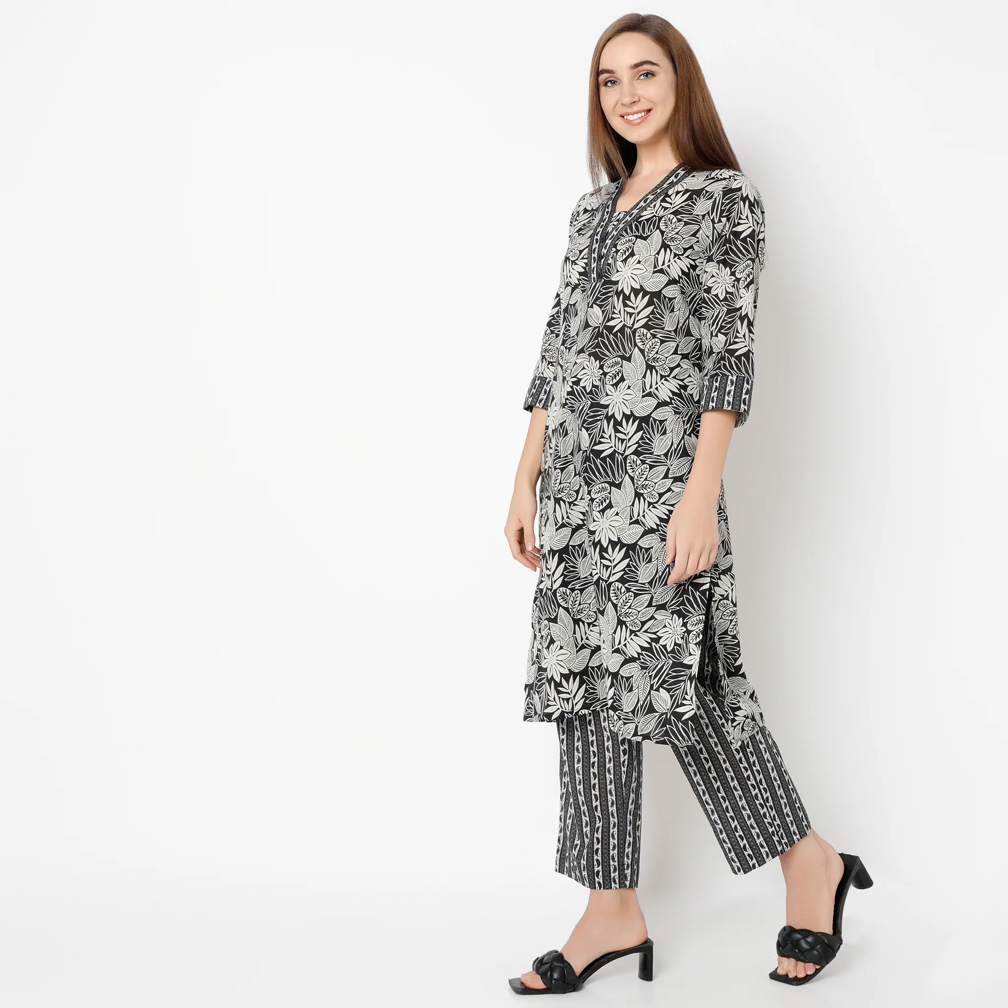 V-Neck Calf Length Three-Fourth Sleeve Straight Fit Printed Kurta - Image 5