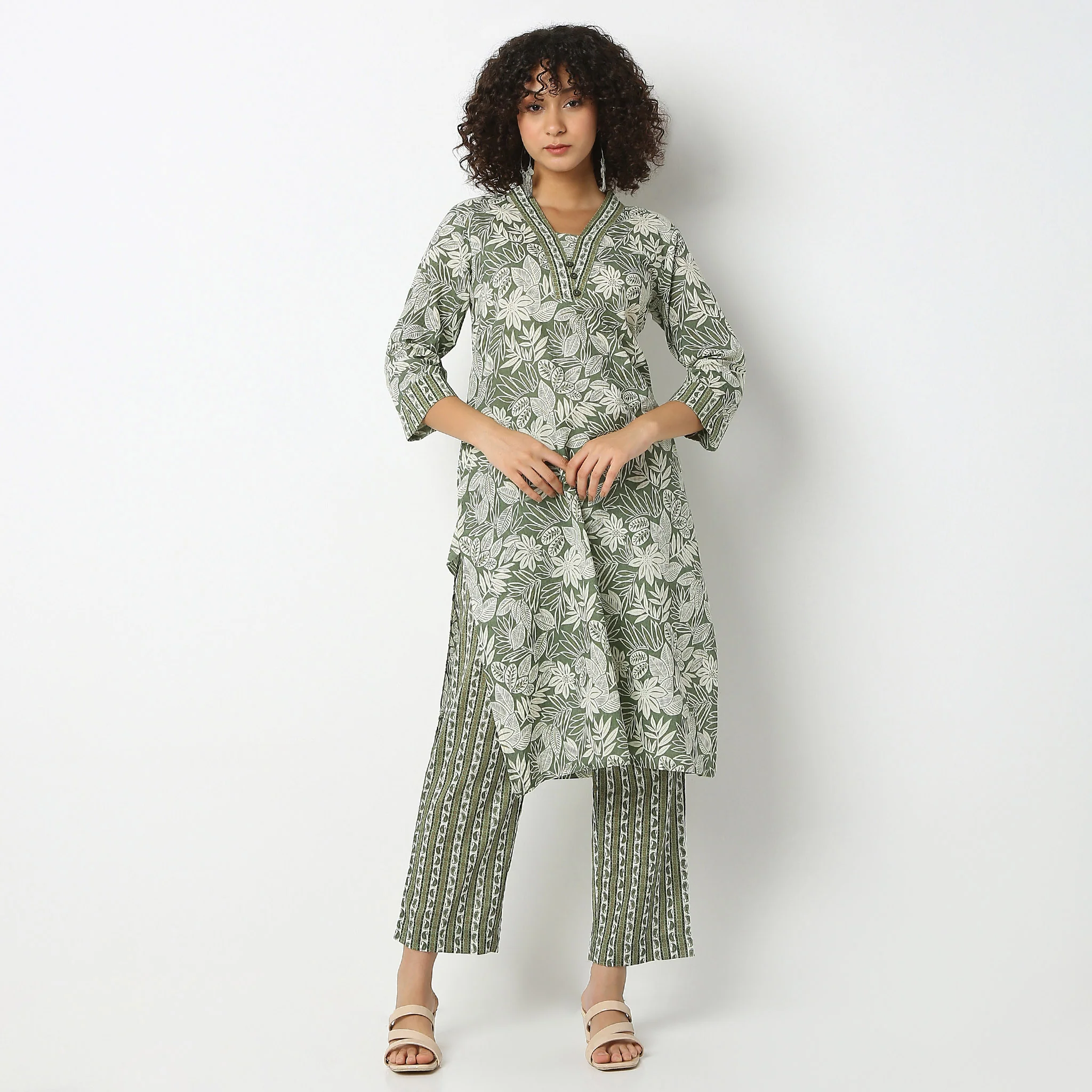 V-Neck Calf Length Three-Fourth Sleeve Straight Fit Printed Kurta - Image 7