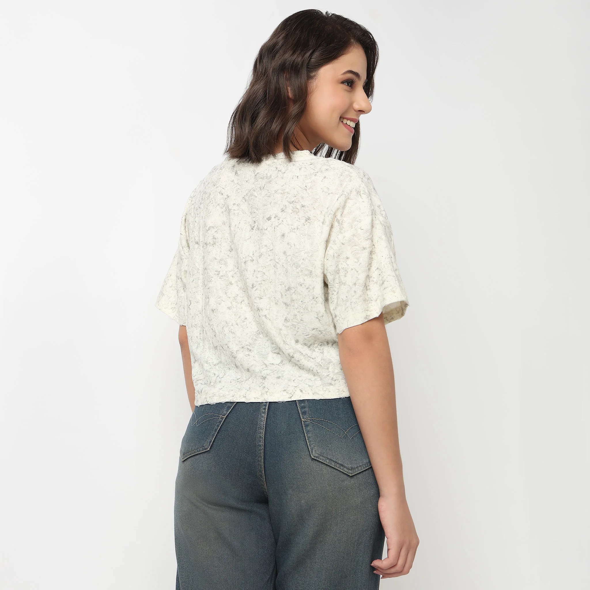 Textured Cropped T-Shirt with Chain Detailing - Image 8