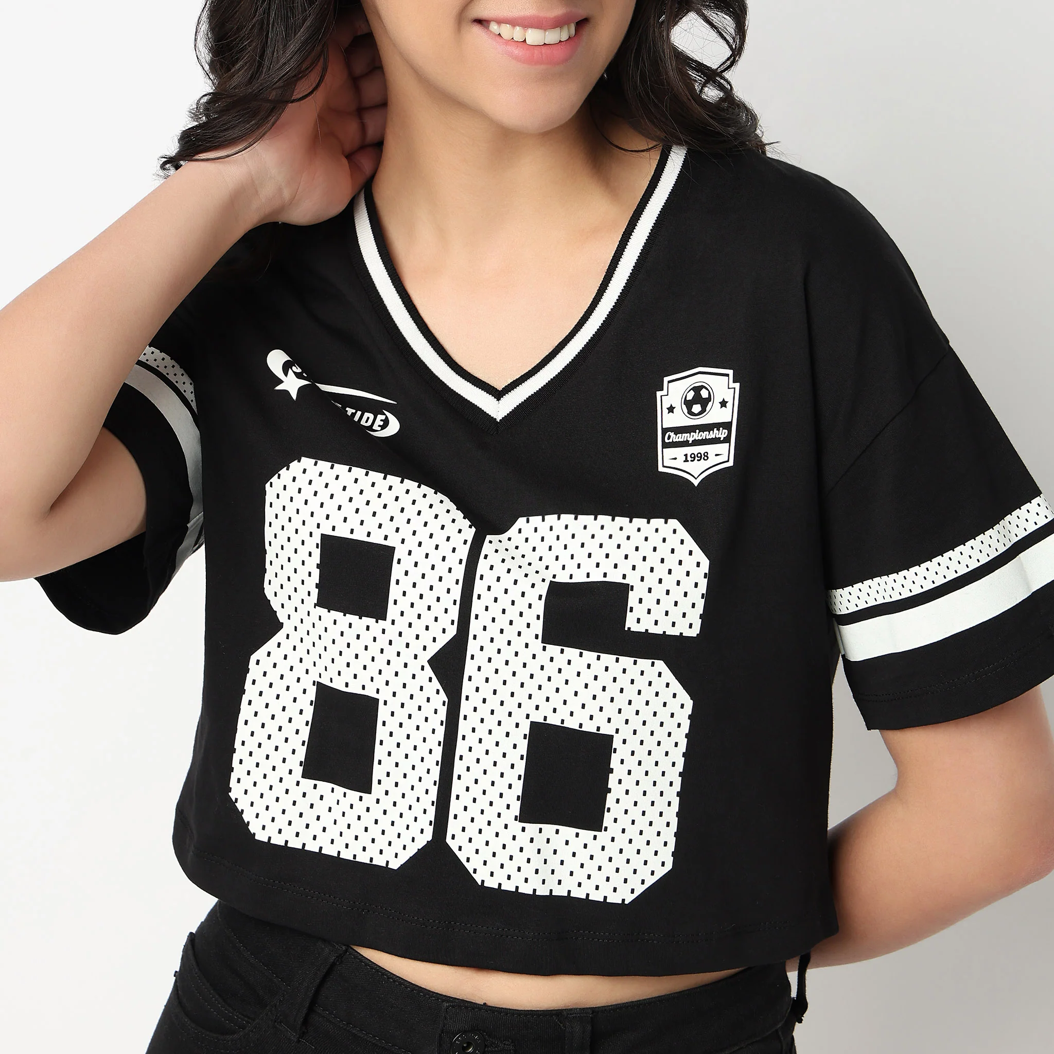V-Neck Cropped T-Shirt - Image 4