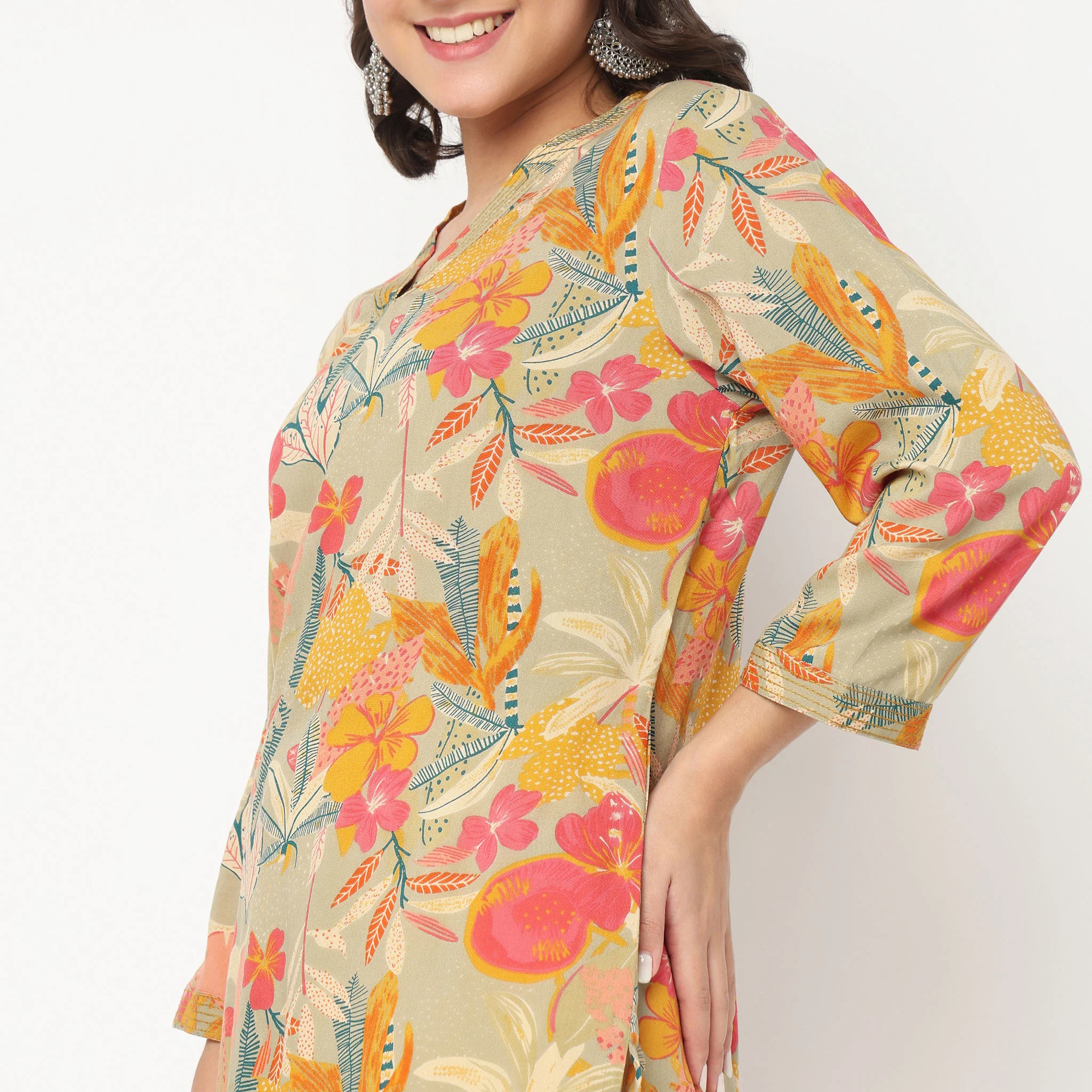 V-Neck Printed Couching Short Kurta - Image 4