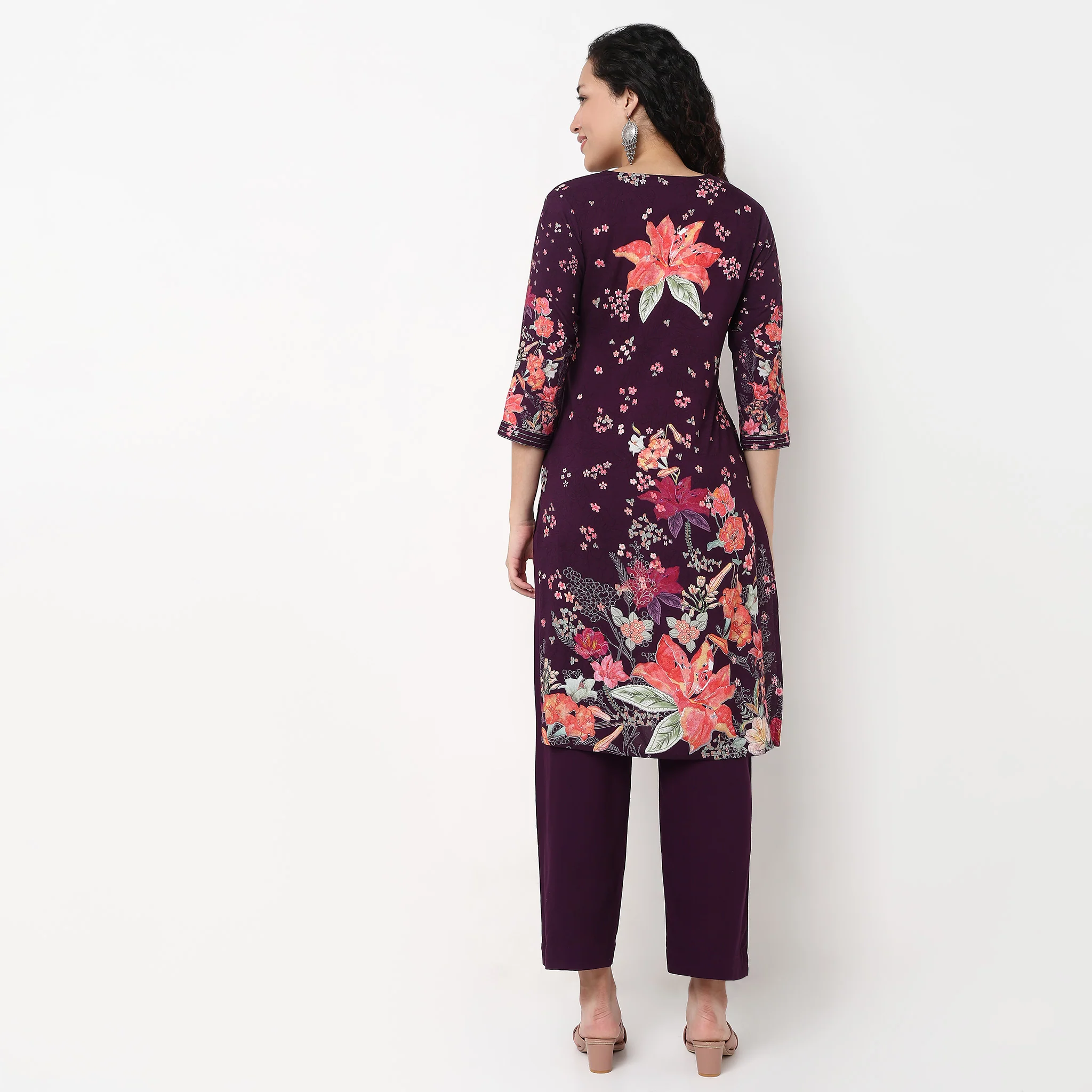 V-Neck Printed Kurta and Pant Set - Image 3