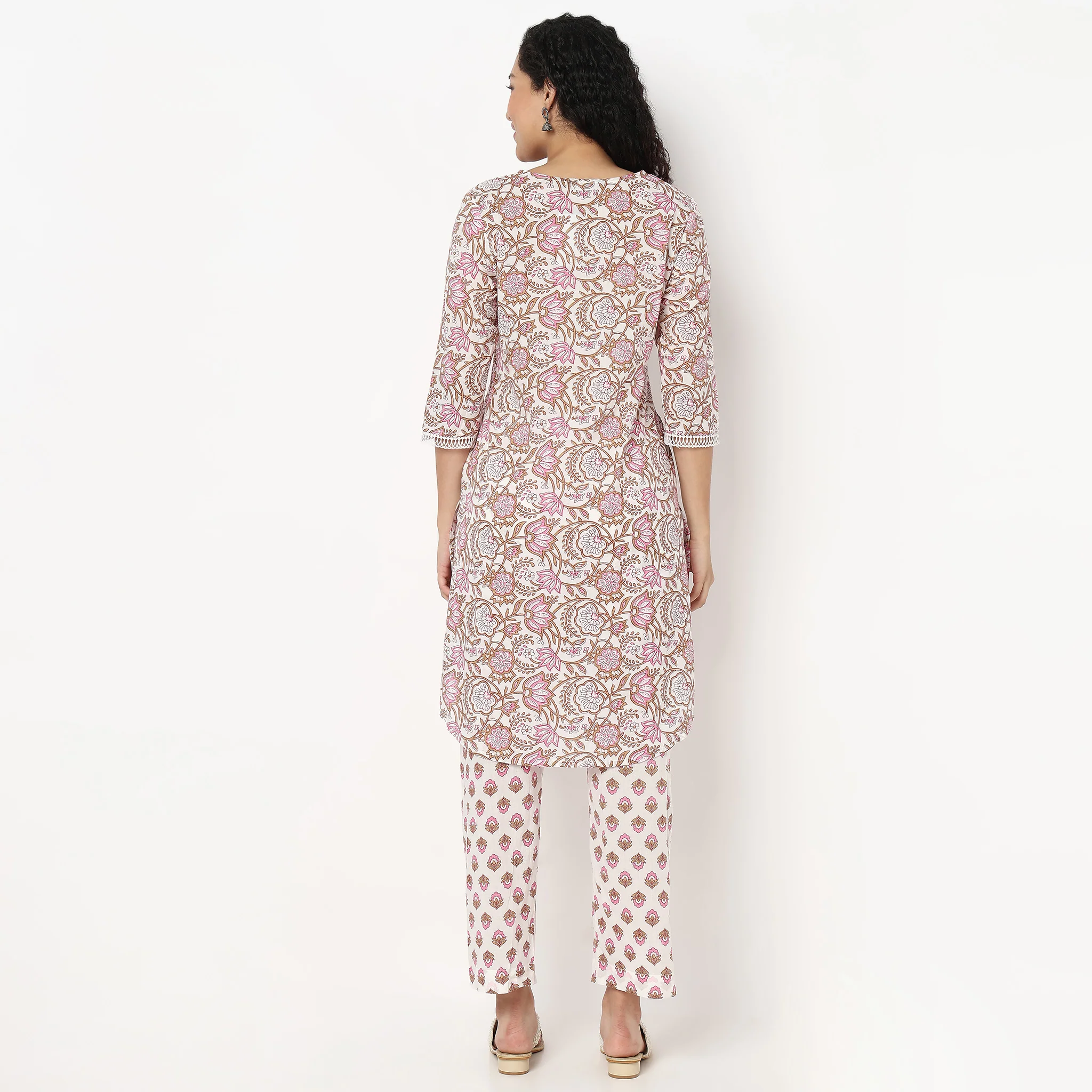 V-Neck Printed Kurta and Pant Set - Image 3