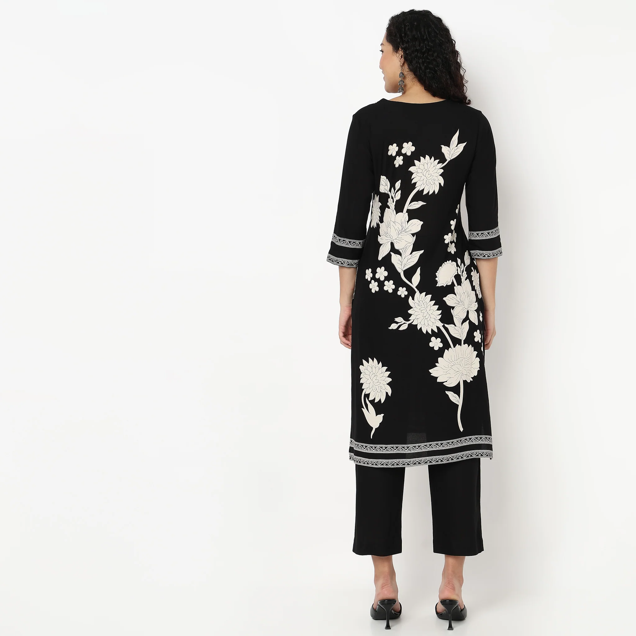 V-Neck Printed Kurta and Pant Set - Image 3