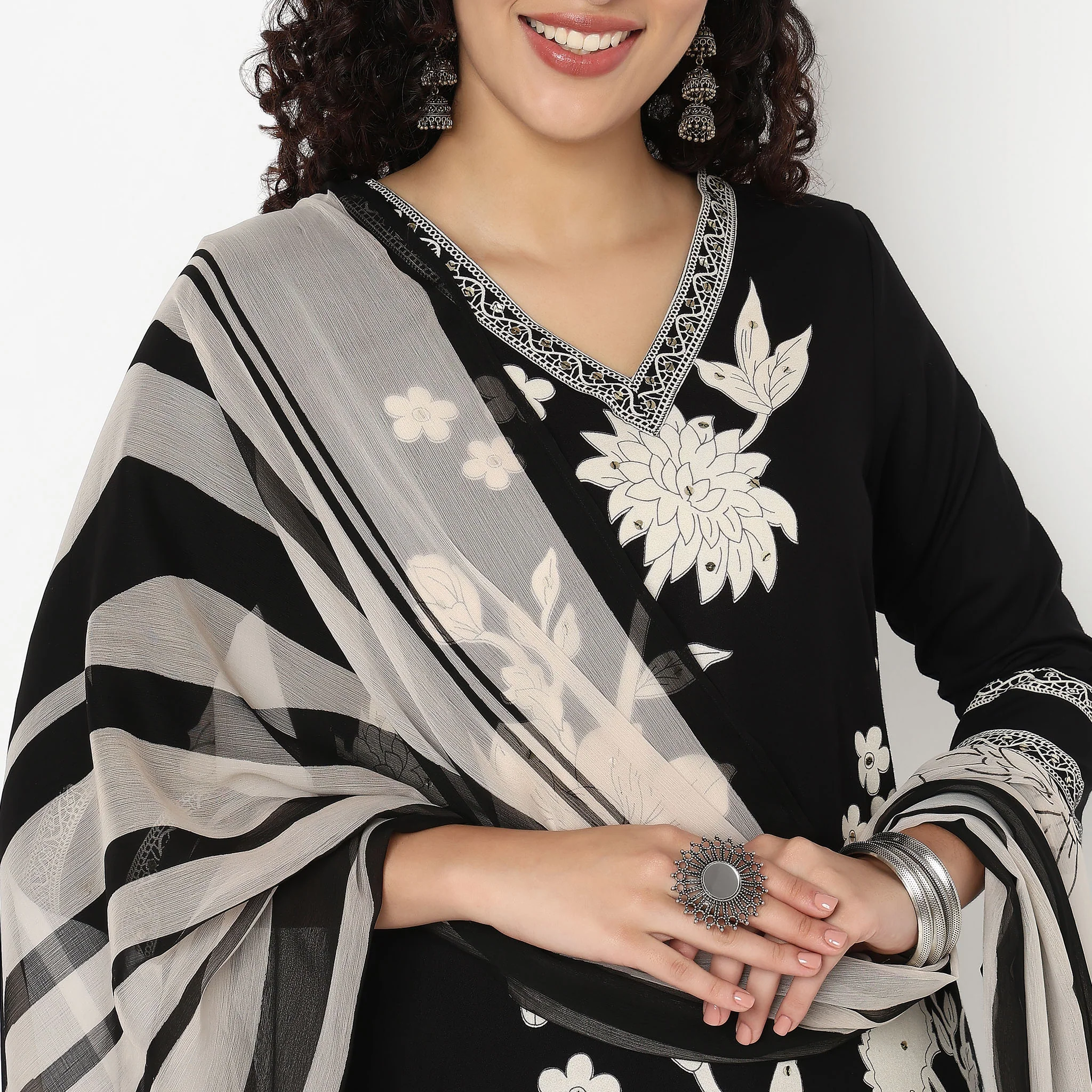 V-Neck Printed Kurta and Pant Set - Image 4