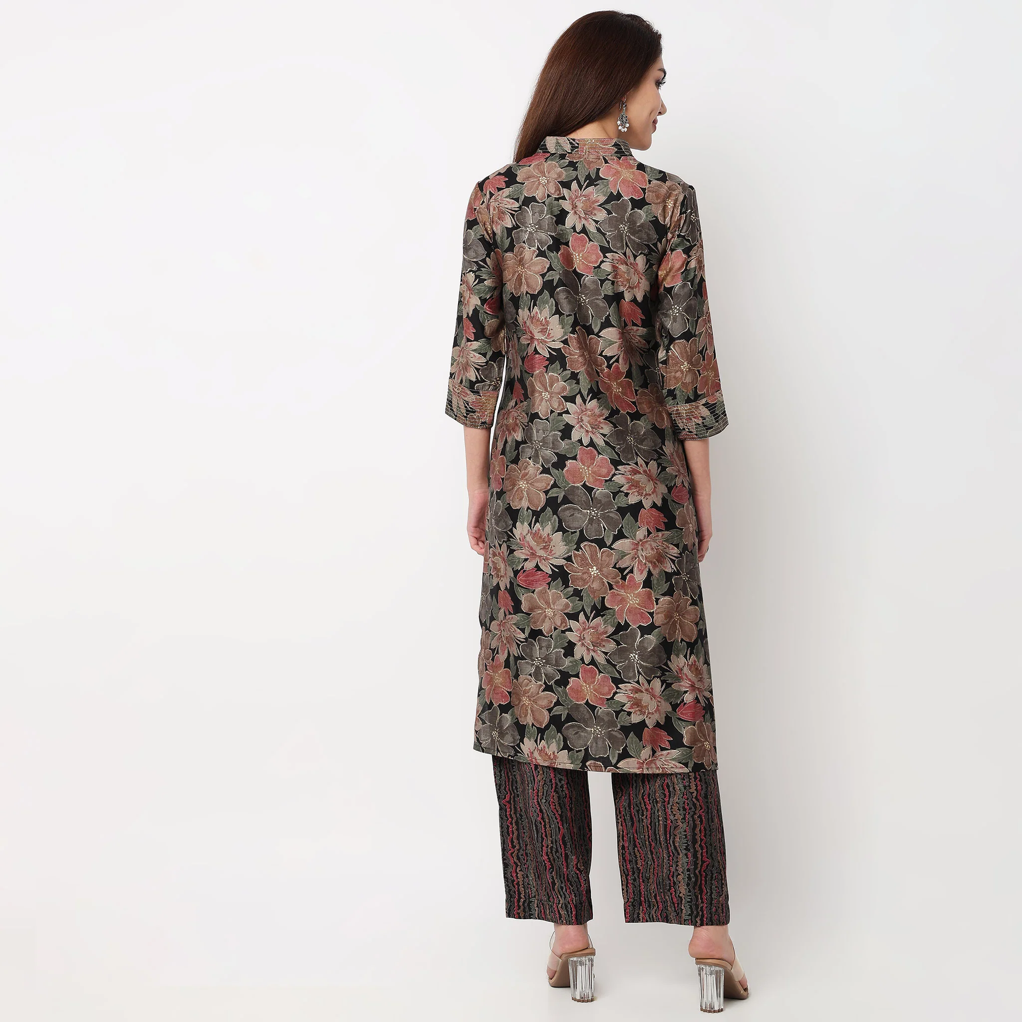 V-Neck Printed Kurta with Pant Sets - Image 3