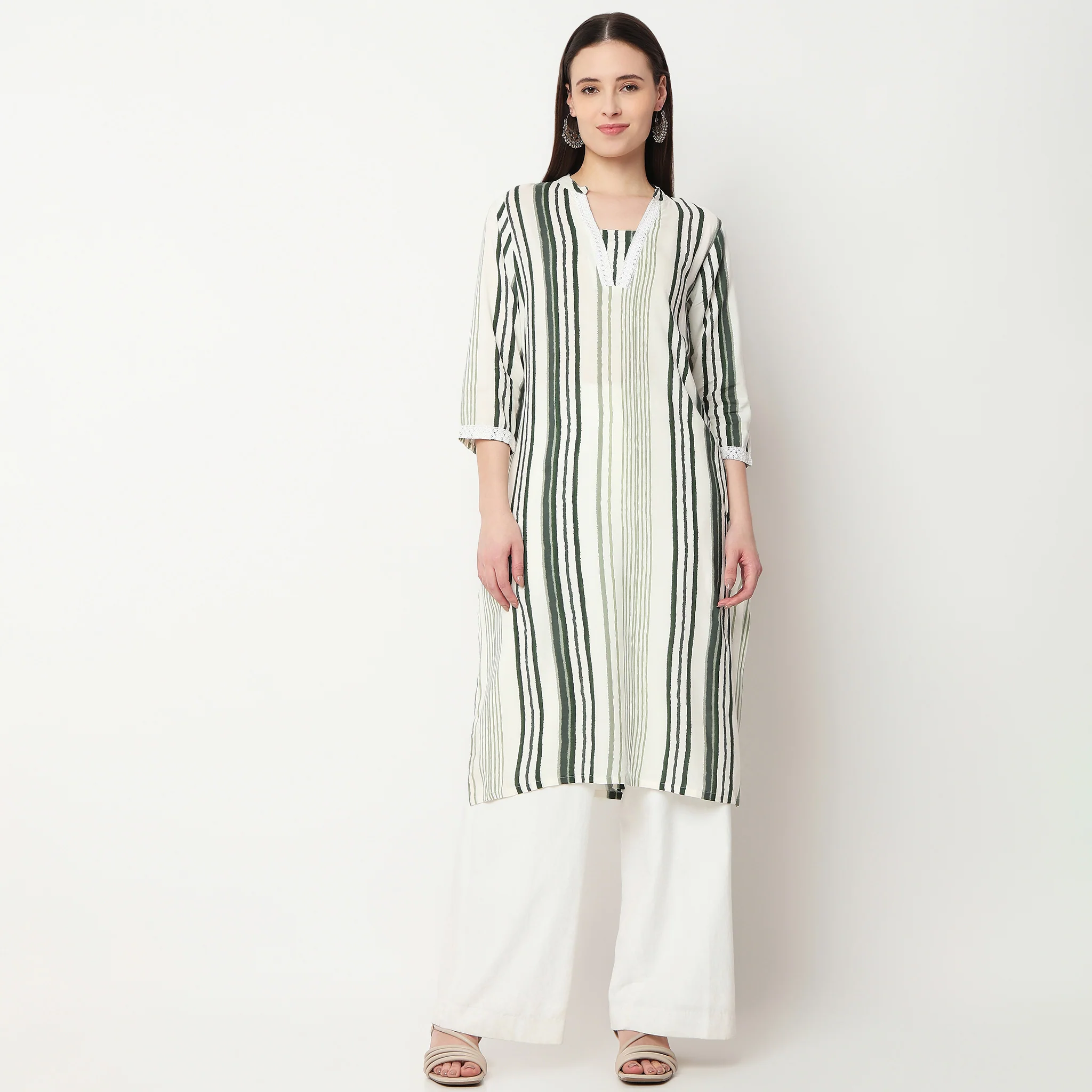 V-Neck With Gusset & Lace Printed Kurta - Image 2