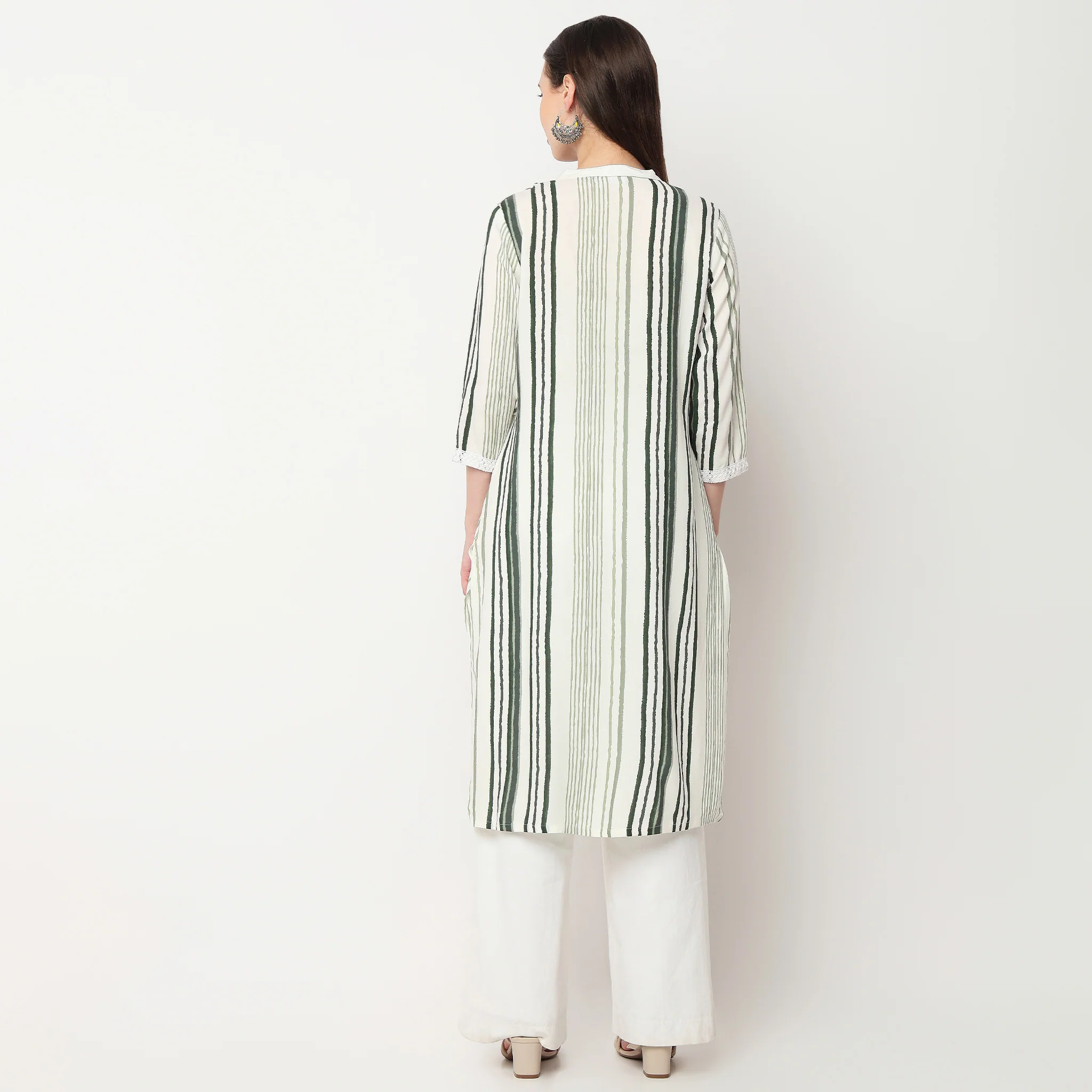 V-Neck With Gusset & Lace Printed Kurta - Image 3