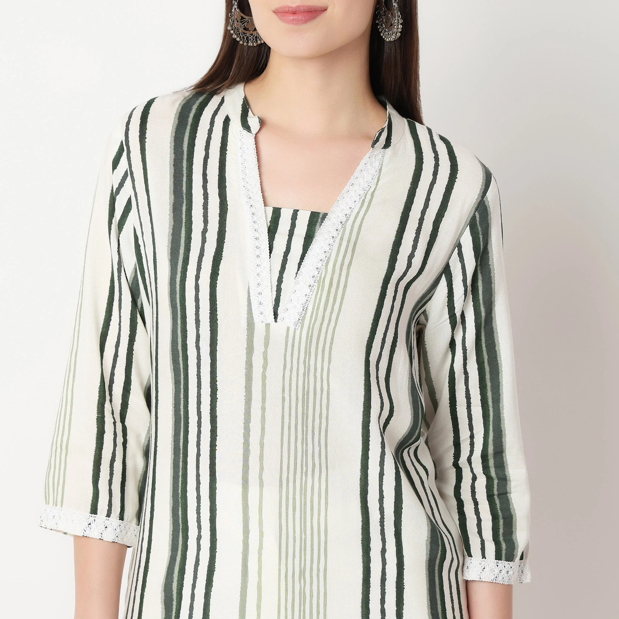 V-Neck With Gusset & Lace Printed Kurta - Image 4
