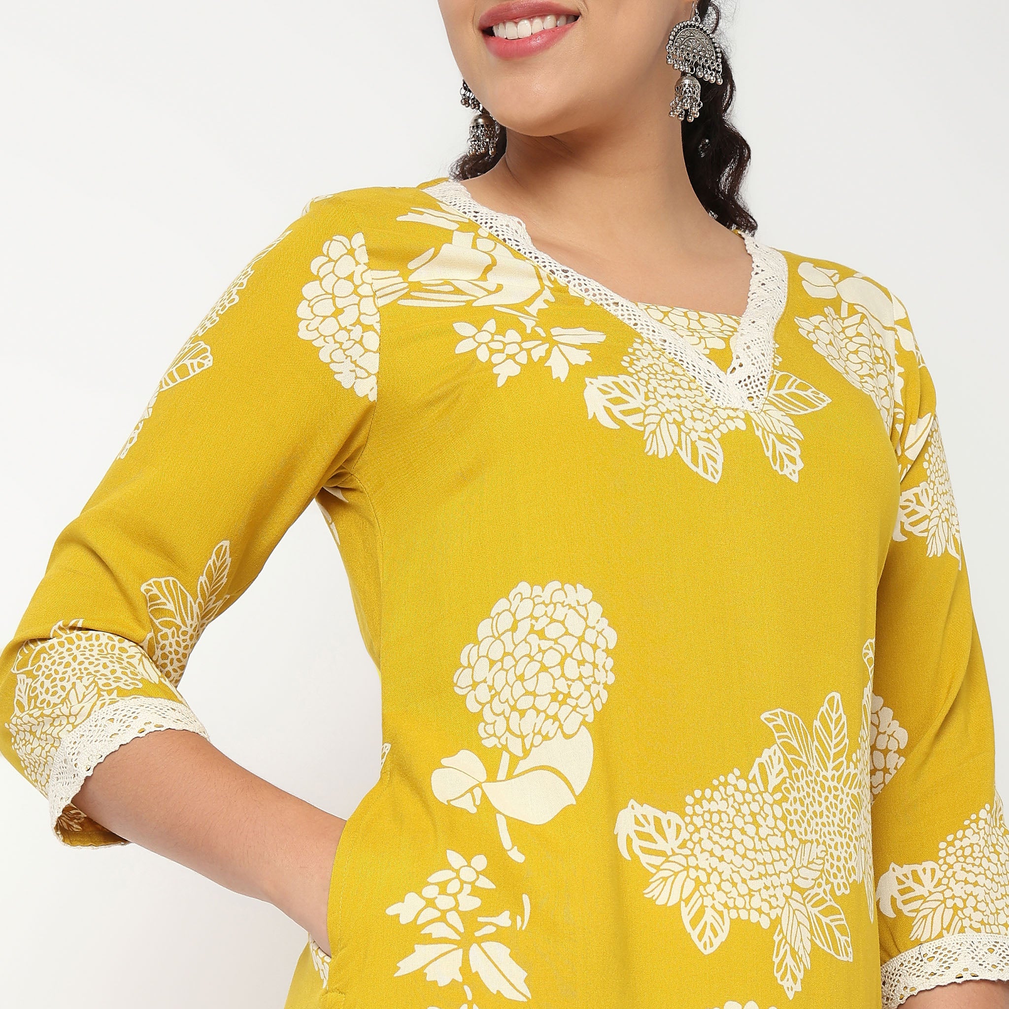 V Neck With Gusset Printed Kurta - Image 4