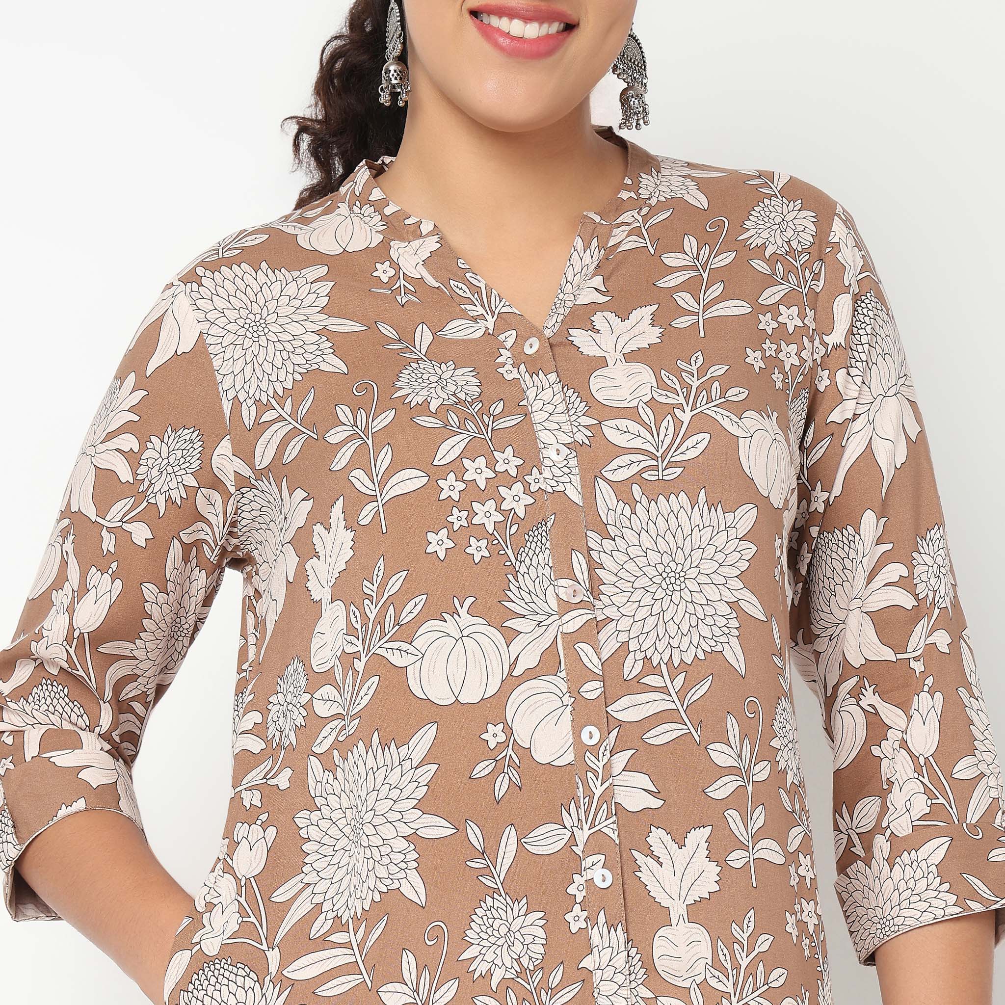 V Neck With Lace Detailing Long Kurta - Image 4