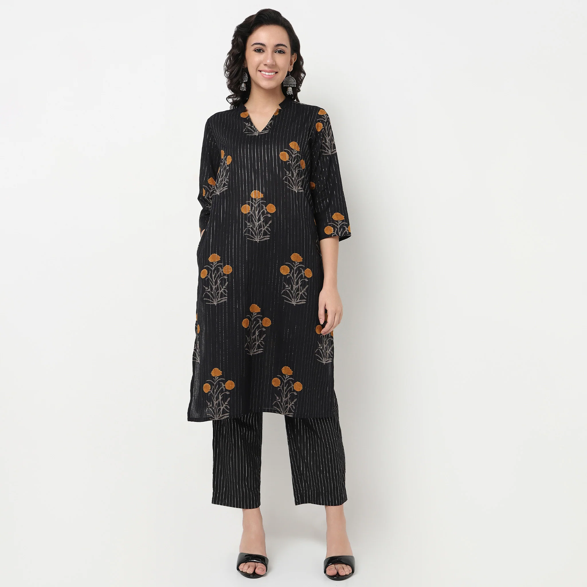 V Neck With Notch Collar Floral Kurta - Image 2