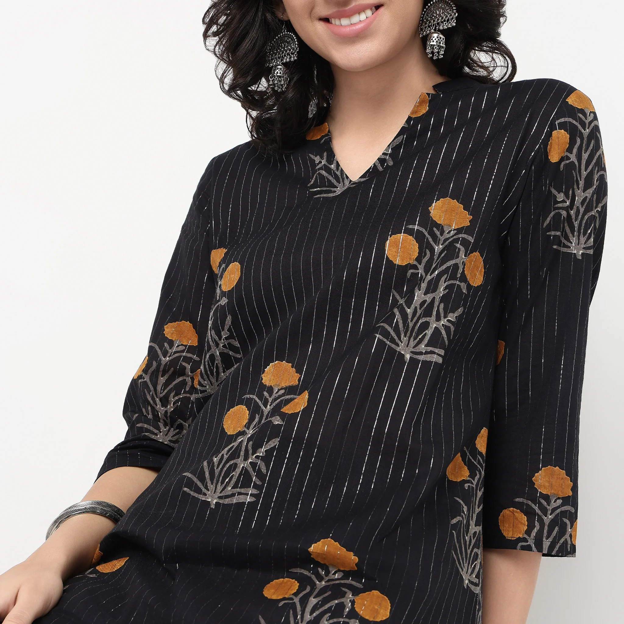 V Neck With Notch Collar Floral Kurta - Image 4