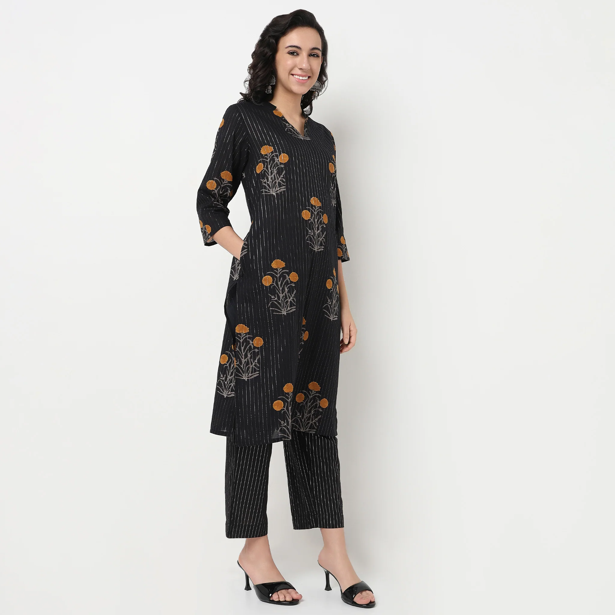 V Neck With Notch Collar Floral Kurta - Image 5